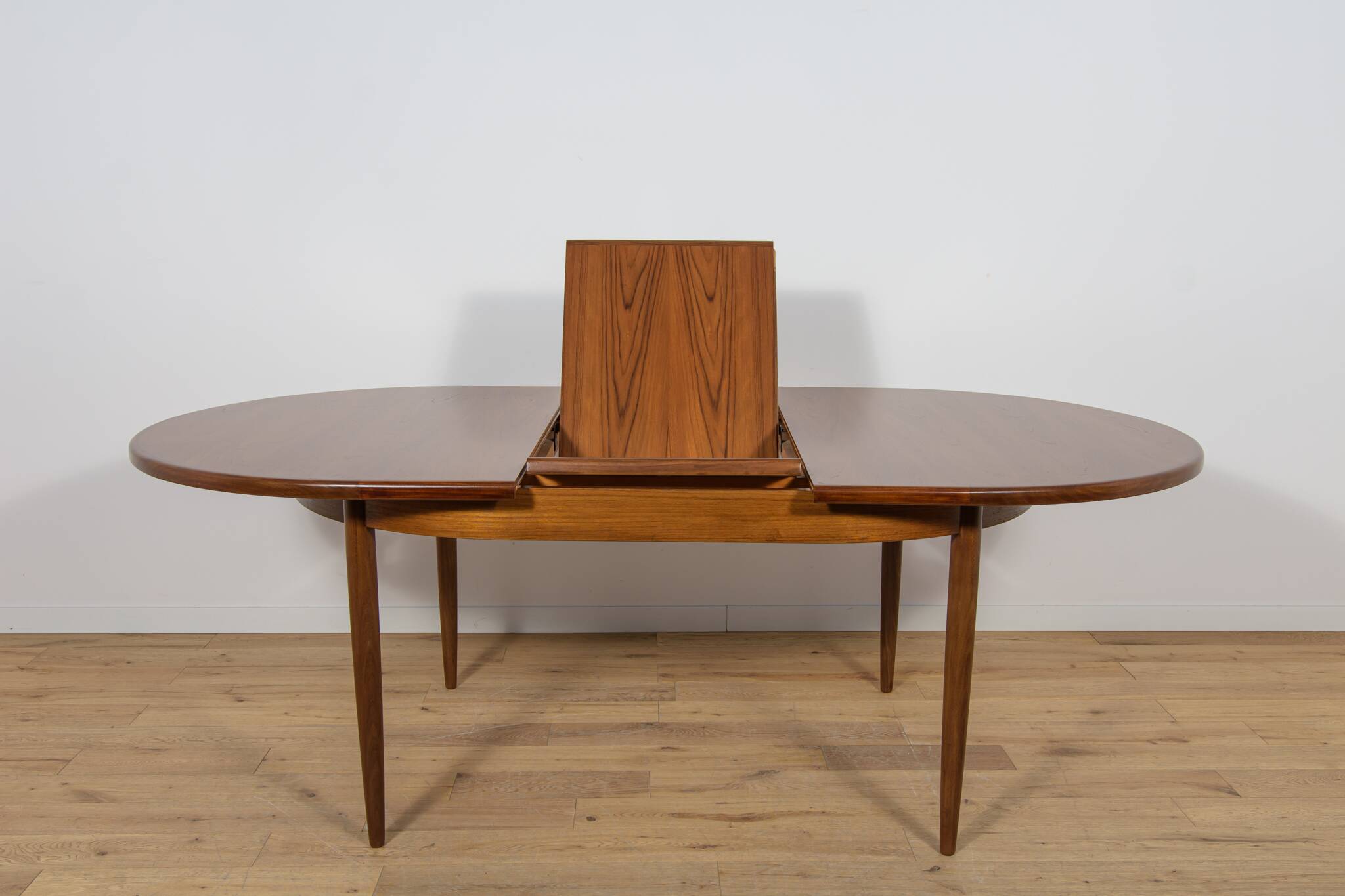 Mid-Century Modern Oval Dining Table in Teak from G-Plan, United Kngdom.