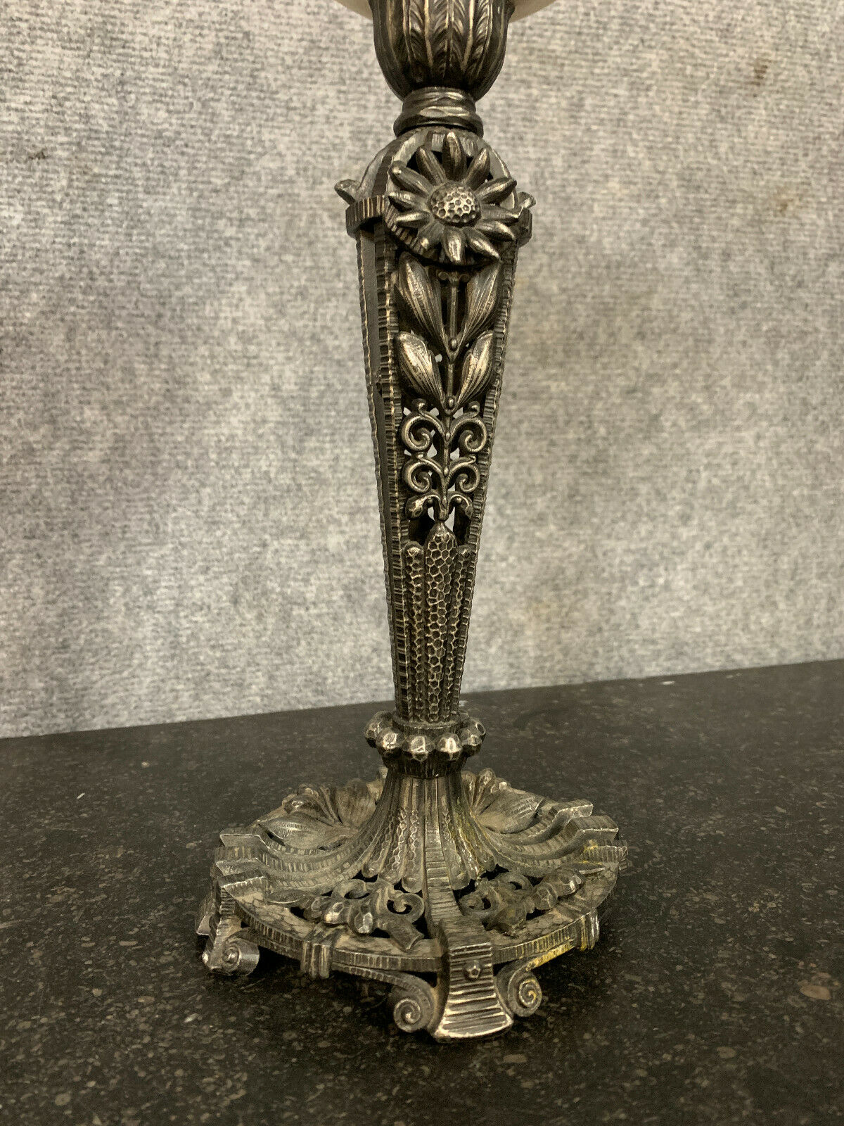 Lampe époque Art Déco en bronze argenté et opaline vers 1850