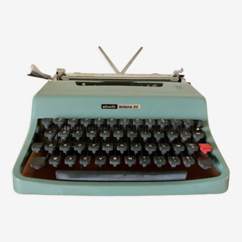 Olivetti lettera typewriter 32