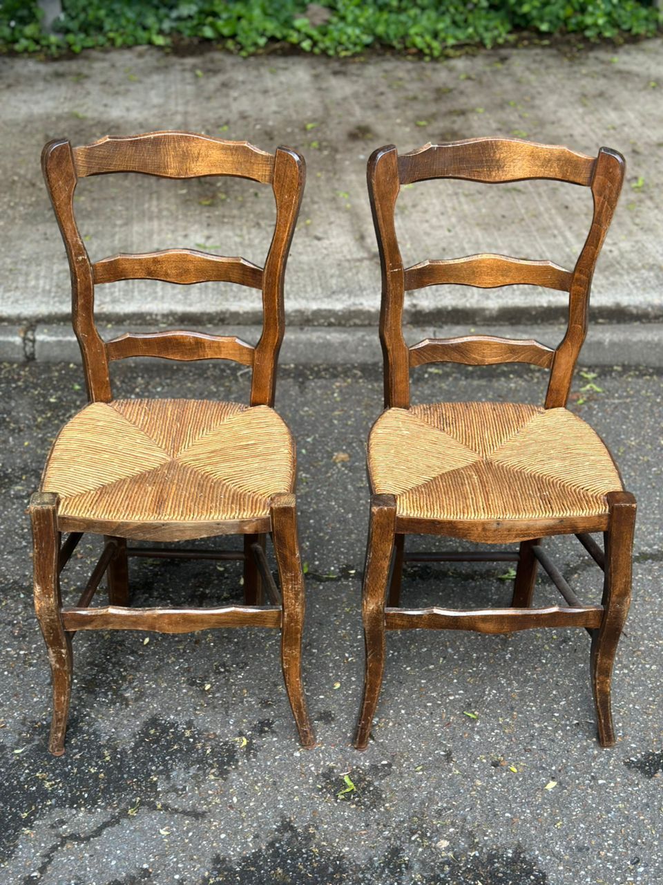 2 rustic chairs in Louis XV Provencal style made of solid wood with straw seating.
