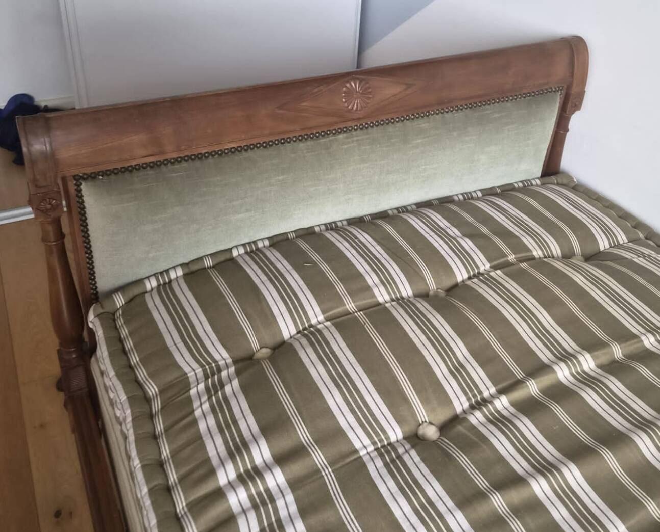 Paire de lits bateau Louis Philippe en bois massif sculpté & velours vert v