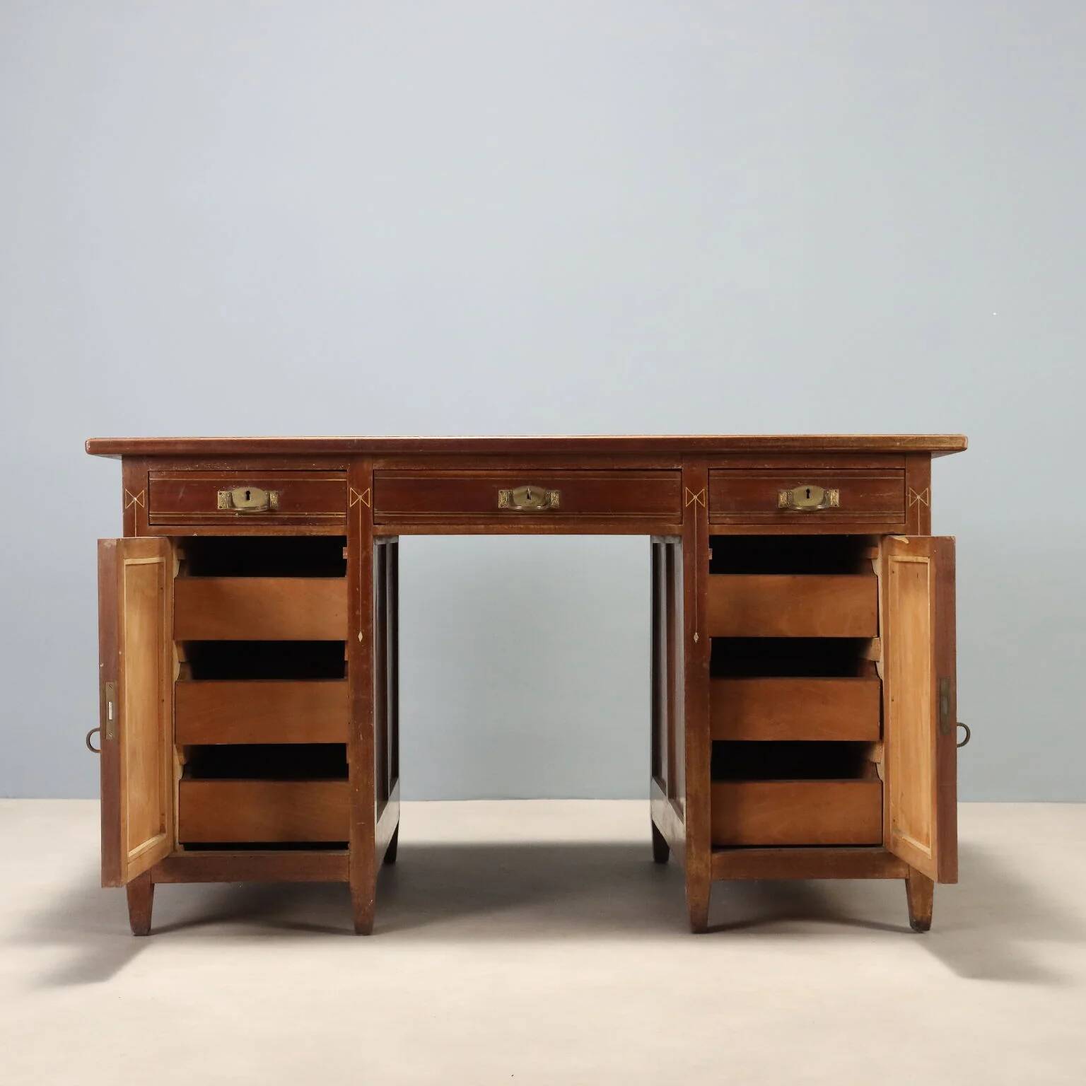 Bureau Liberty en acajou avec cuir et incrustations