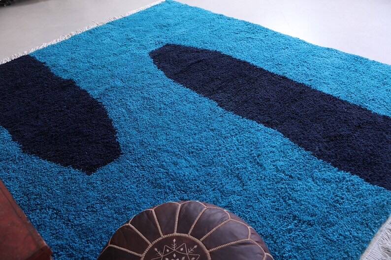 Handmade artisan rug in beige, size 150x250 cm.