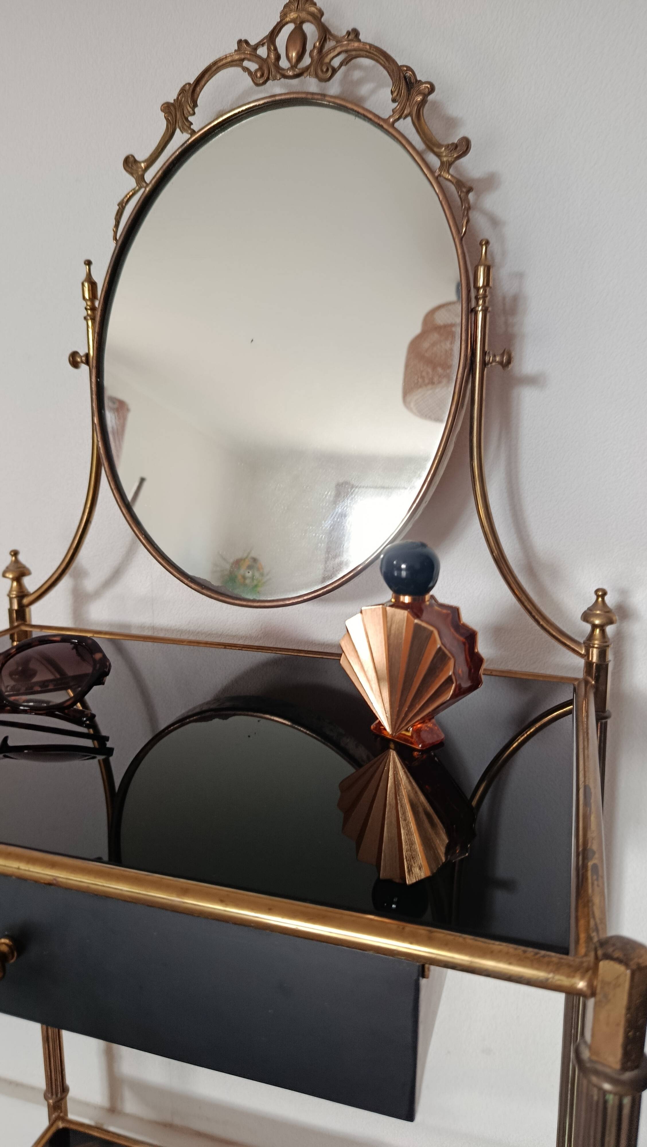 Louis XVI style hairdresser in brass and tempered glass