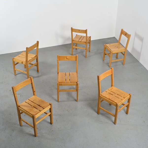 Suite de six chaises en pin massif par Maison Regain 