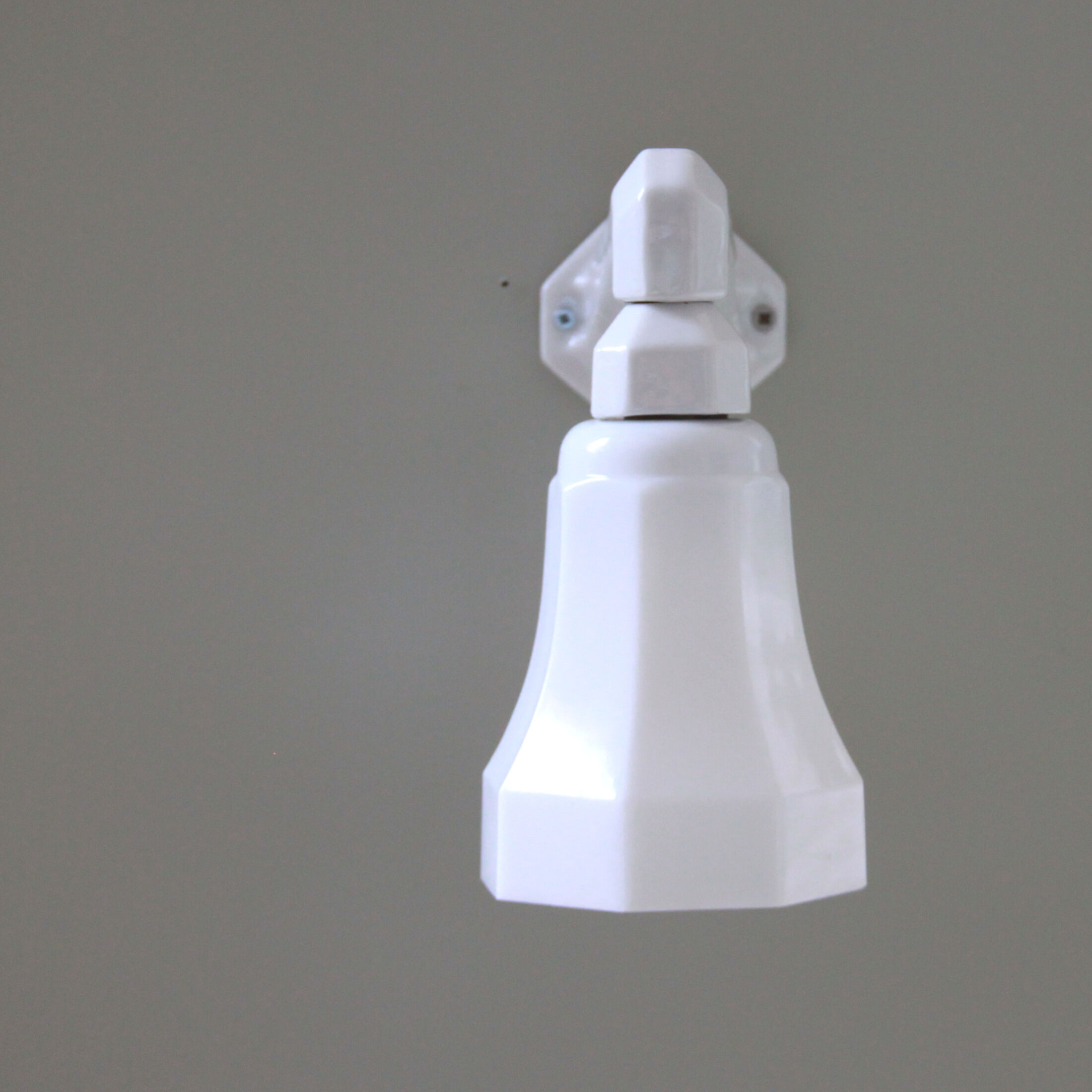 Applique murale col de cygne porcelaine céramique tulipe verre opaline blanche