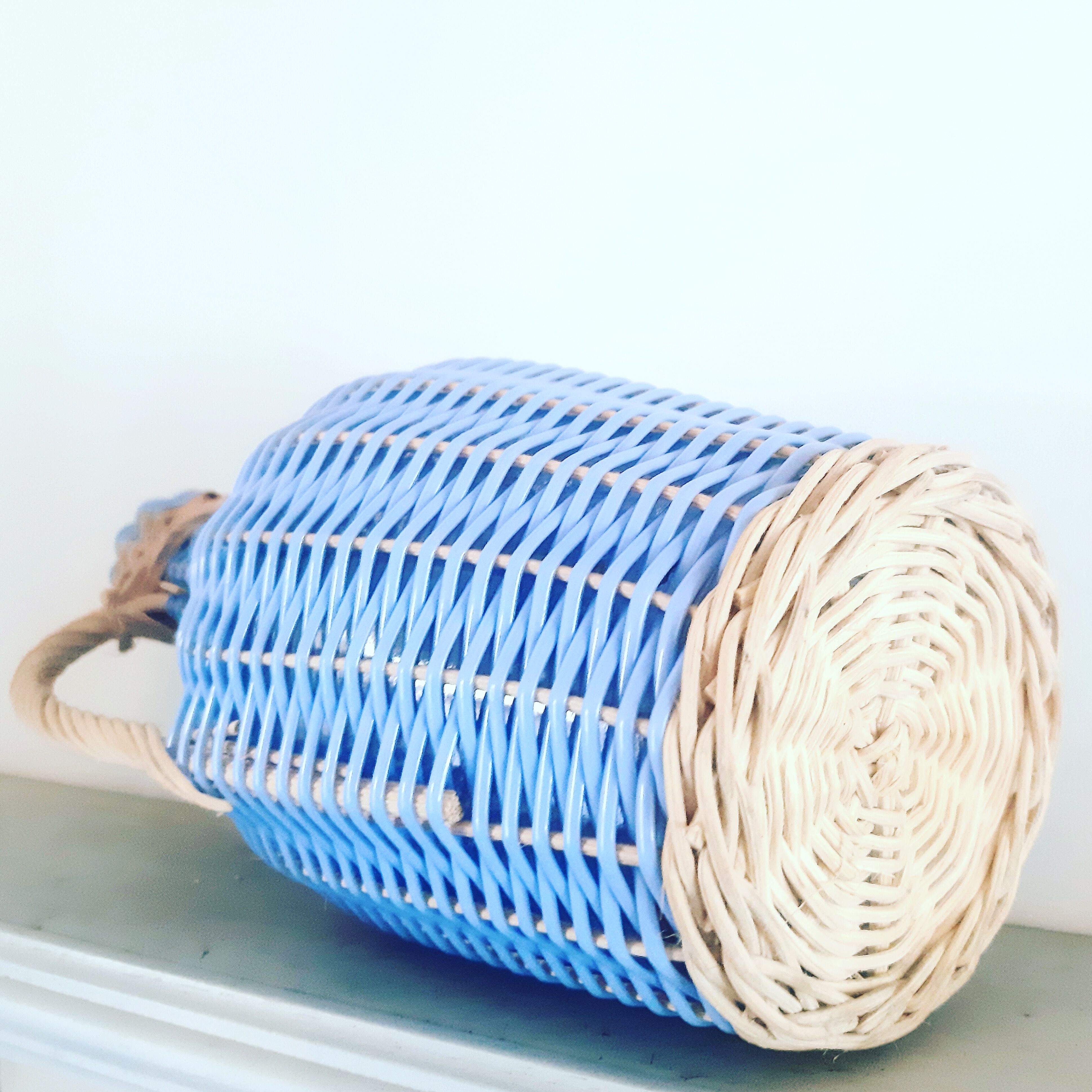 Bottle of wicker and scoubidou yarn from the 60s