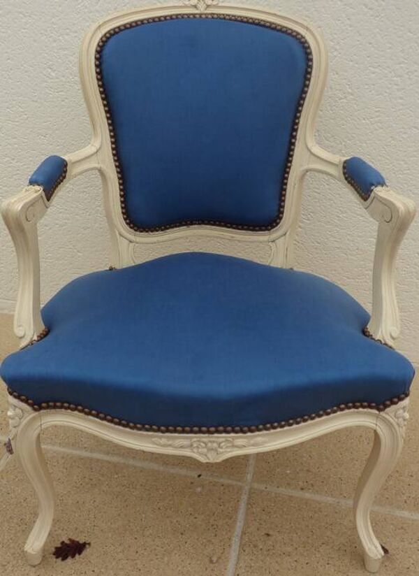 Fauteuil cabriolet en bois laqué garni de satin bleu style louis XV