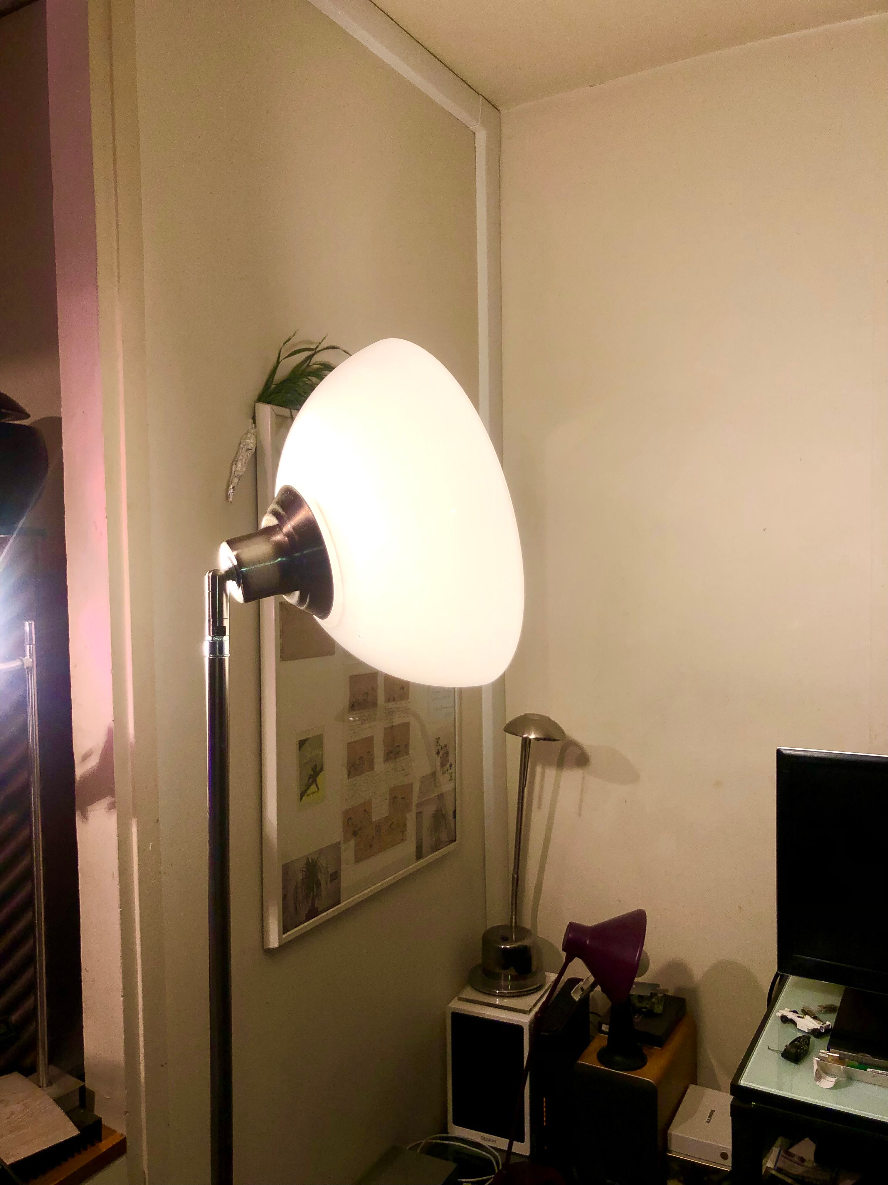 Discreet floor lamp