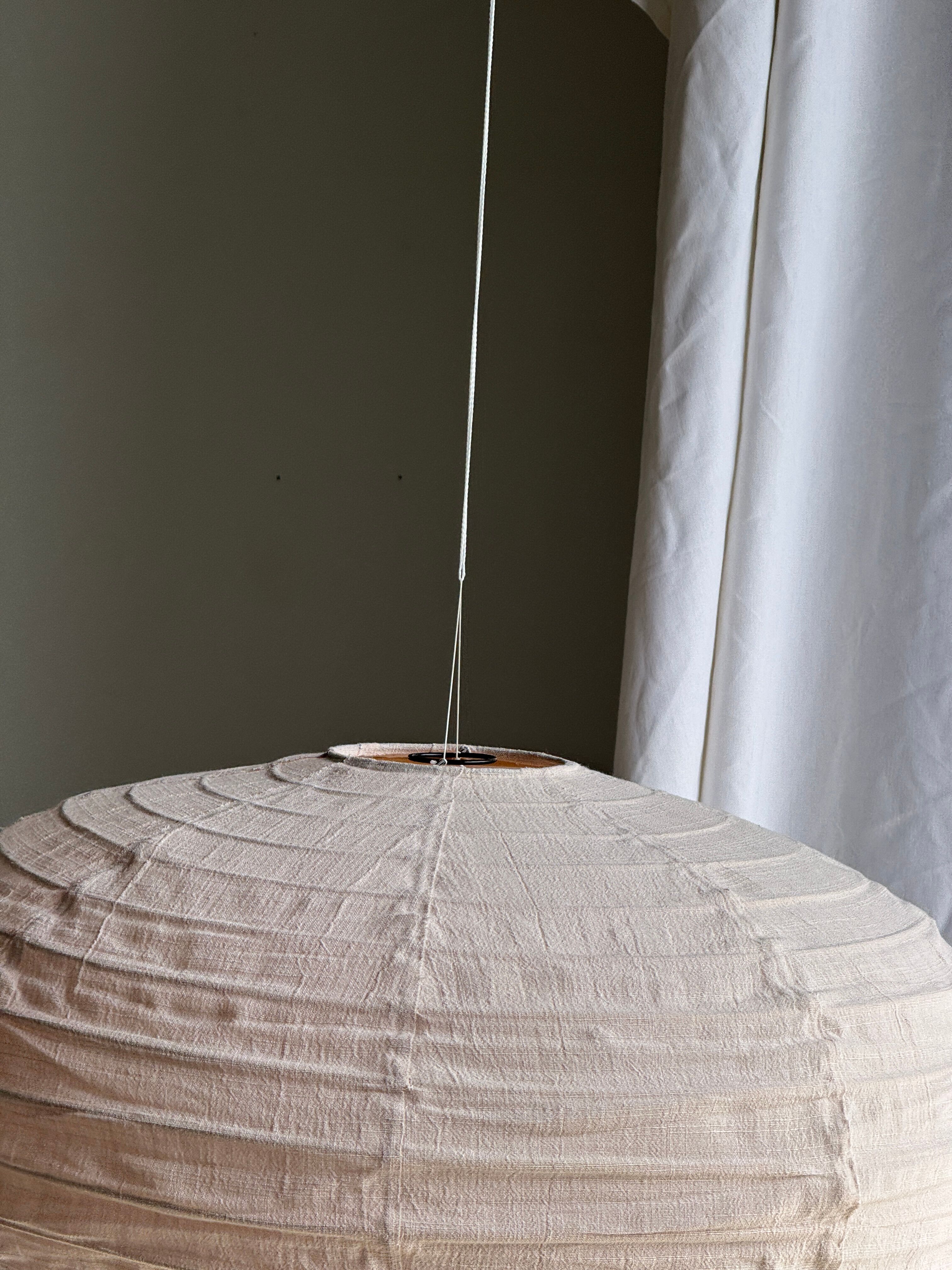 Grande suspension en rotin et lin naturel japonisante ovale aplatie rosée