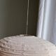 Grande suspension en rotin et lin naturel japonisante ovale aplatie rosée