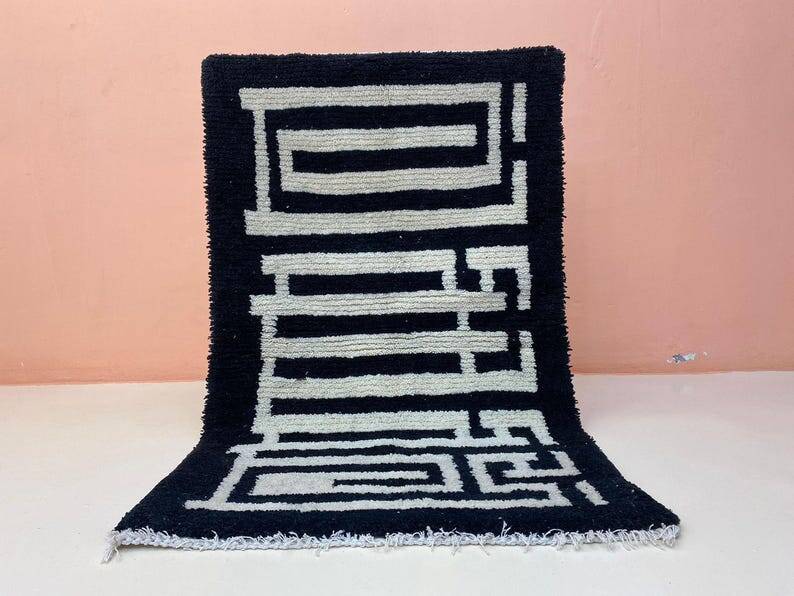 Ecru Berber rug with geometric patterns, 250cm x 150cm