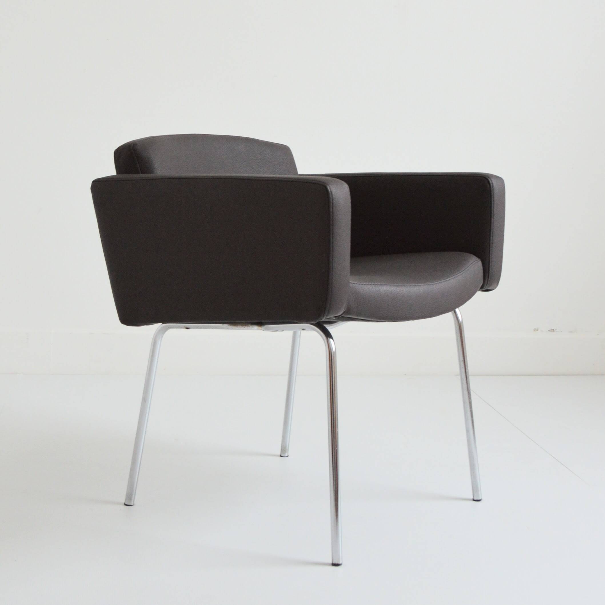 Fauteuil « Conseil » de Pierre Guariche pour Meurop 1960s ( 1 / 2 )