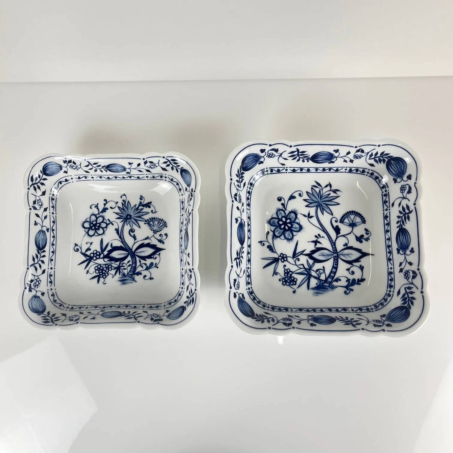 Pair of square dishes in Blue Onion porcelain Kahla – East Germany, 1960–1980