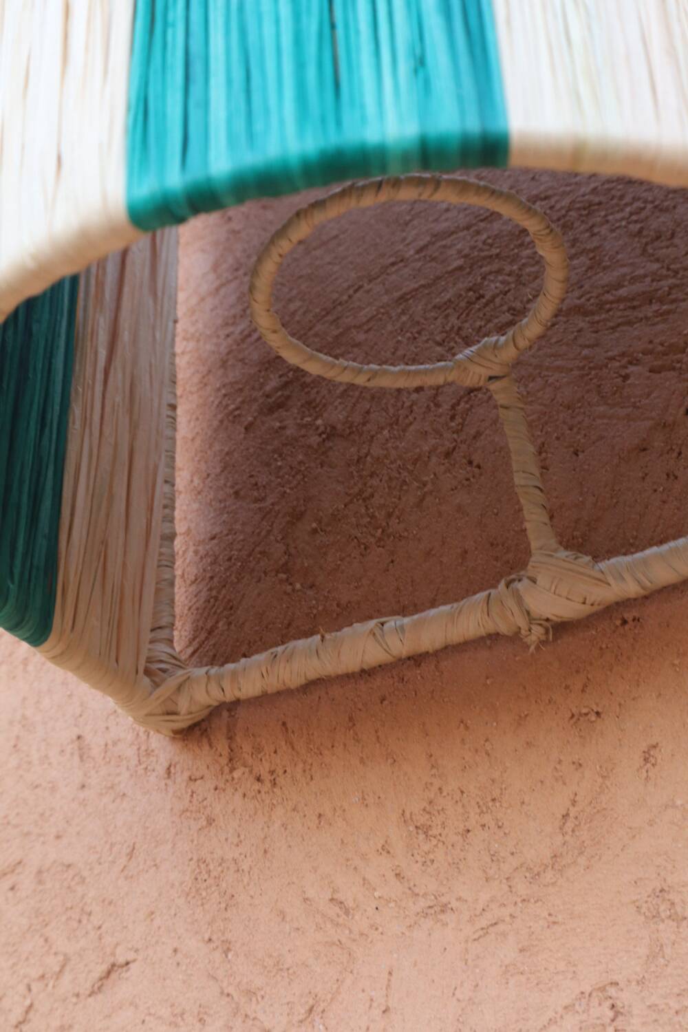 Applique murale rayé vert sapin et beige en raphia naturel