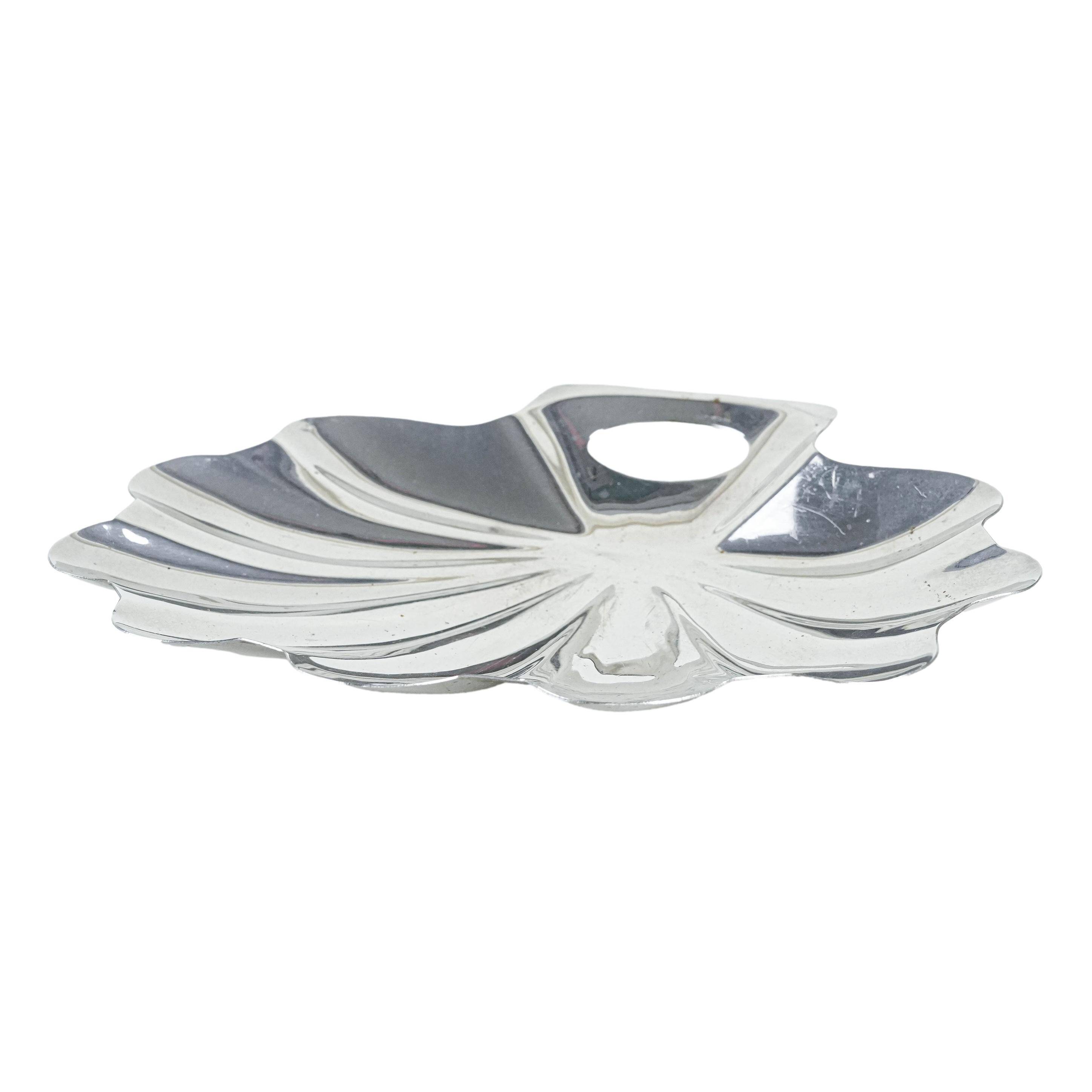 Plat de service en forme de coquillage, en acier inoxydable, design danois, années 1970, fabriqué au Danemark.