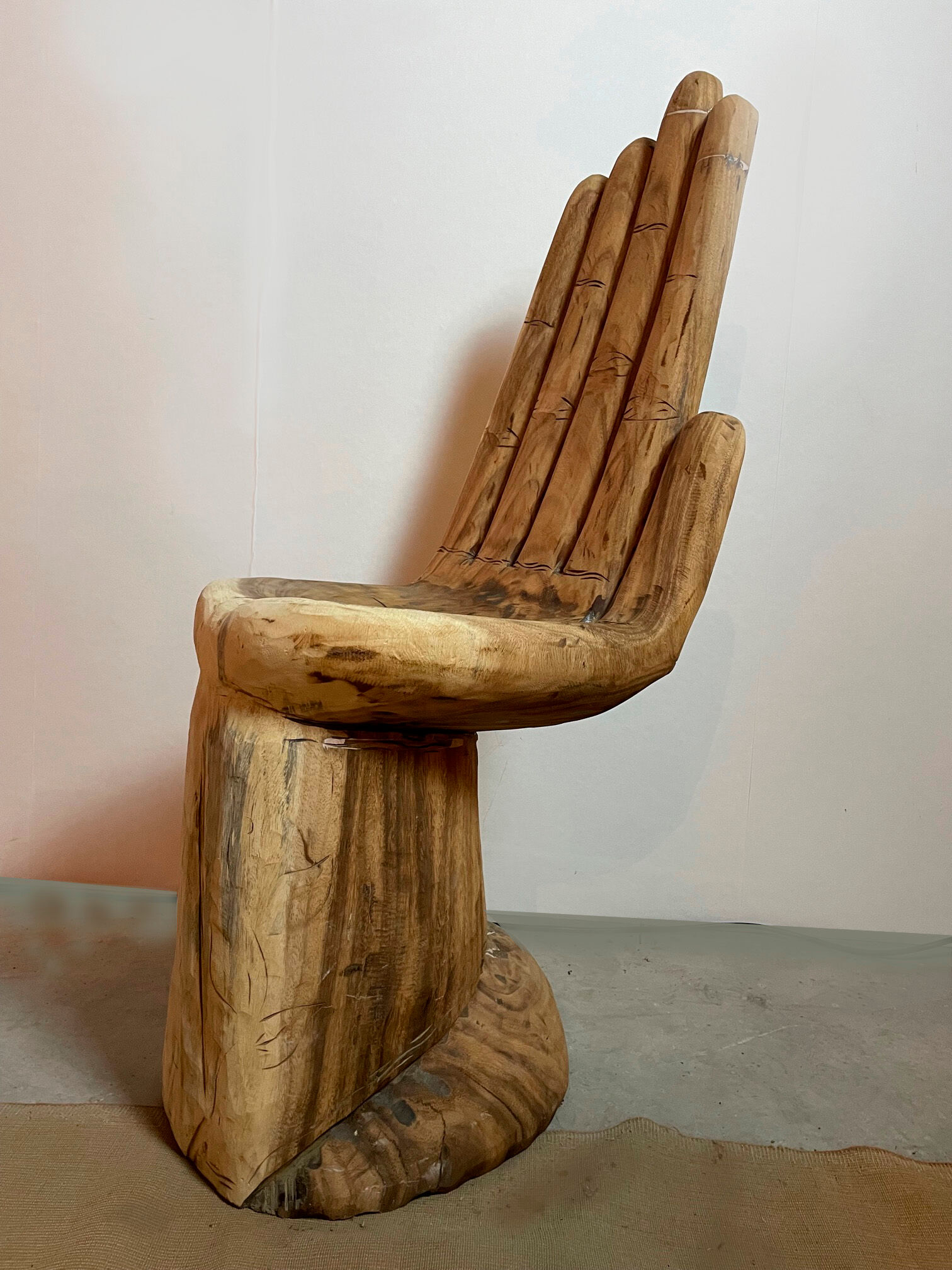 Chaise en forme de main