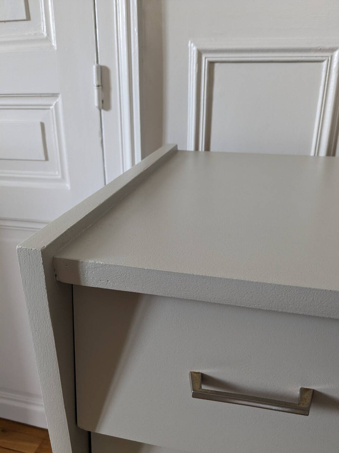 Vintage chest of drawers with spindle legs