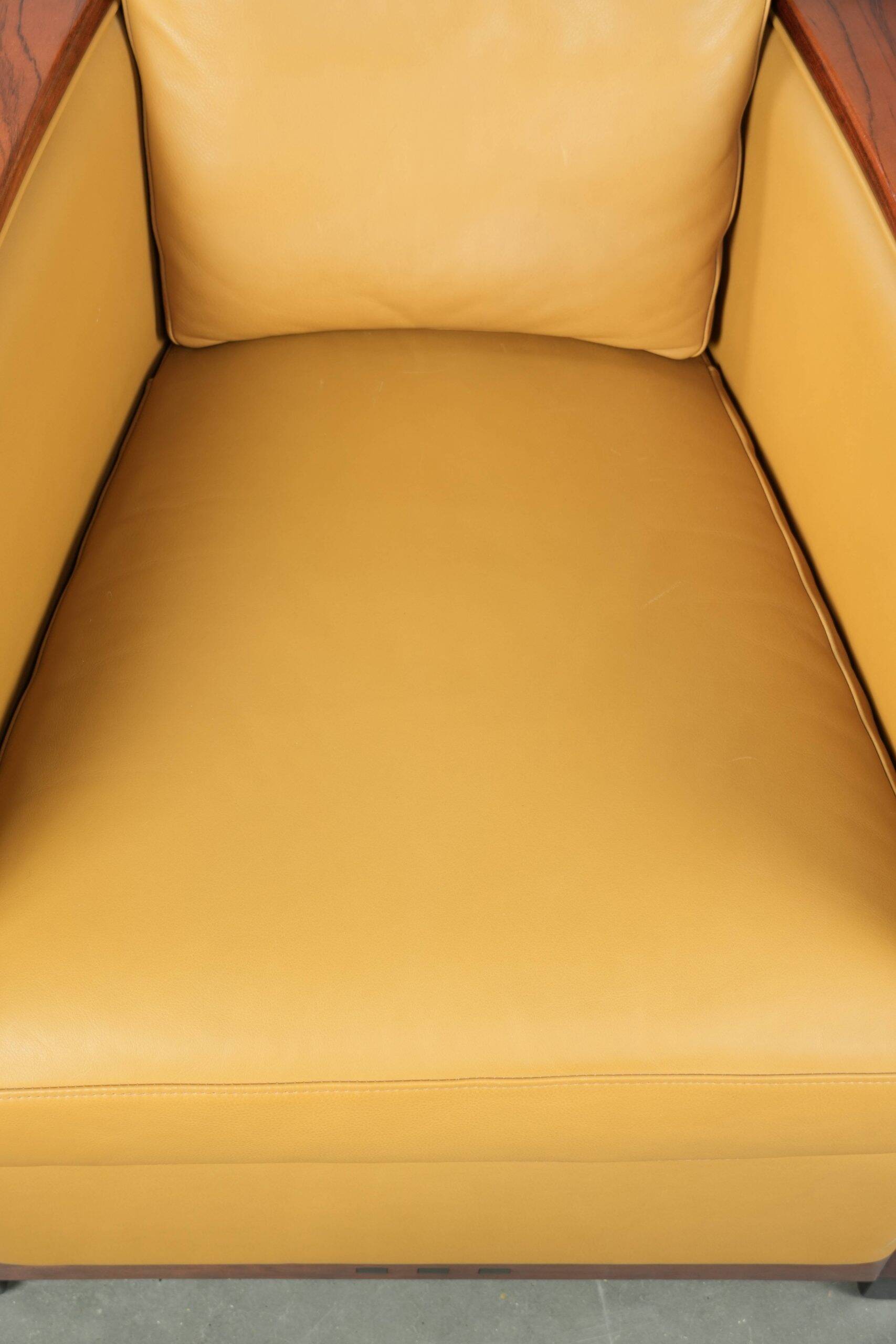 Fauteuil Art Déco jaune de luxe et bien entretenu