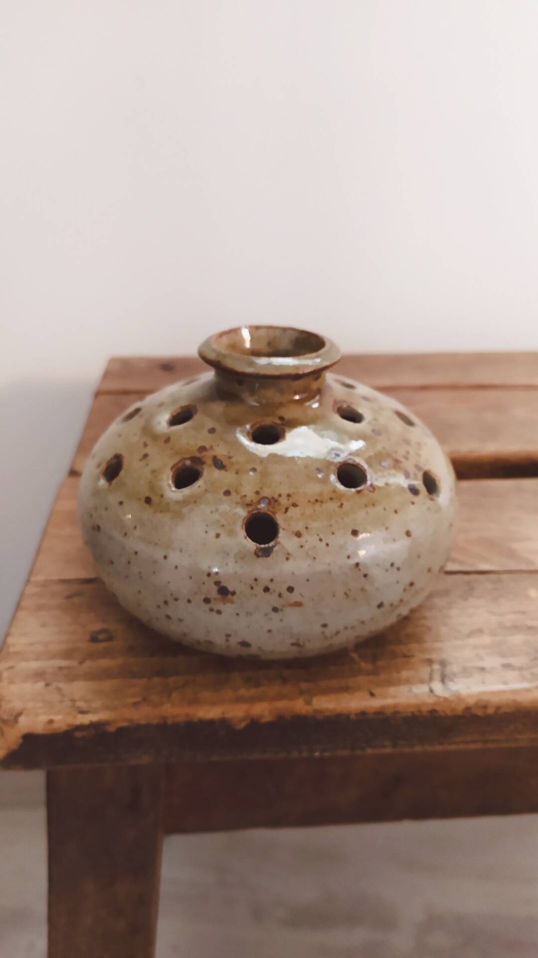 Vase pique fleurs en grès pyrité