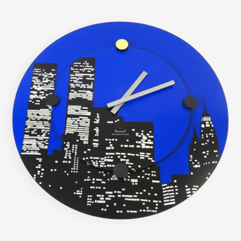 Rare grande horloge murale postmoderne XL par Koziol Manhattan Skyline