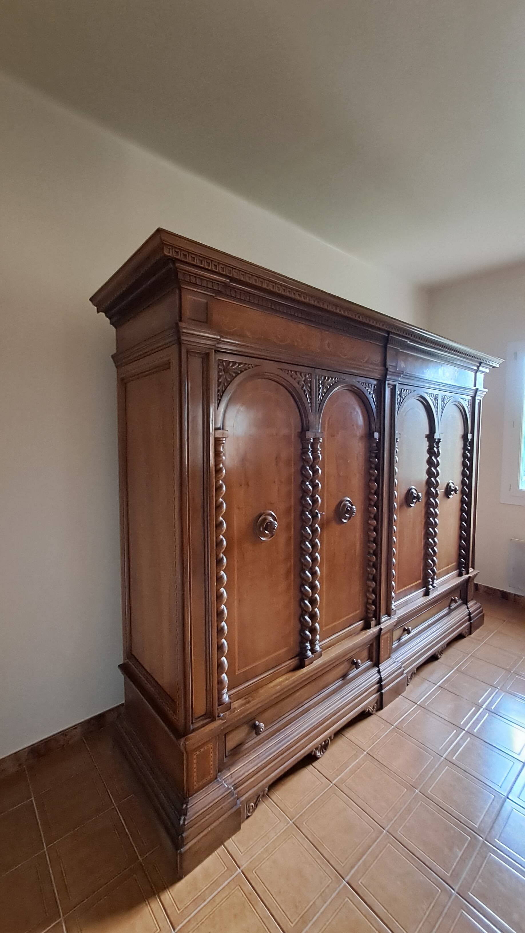 Wardrobe - neo-Renaissance in carved solid wood - possible lot sale