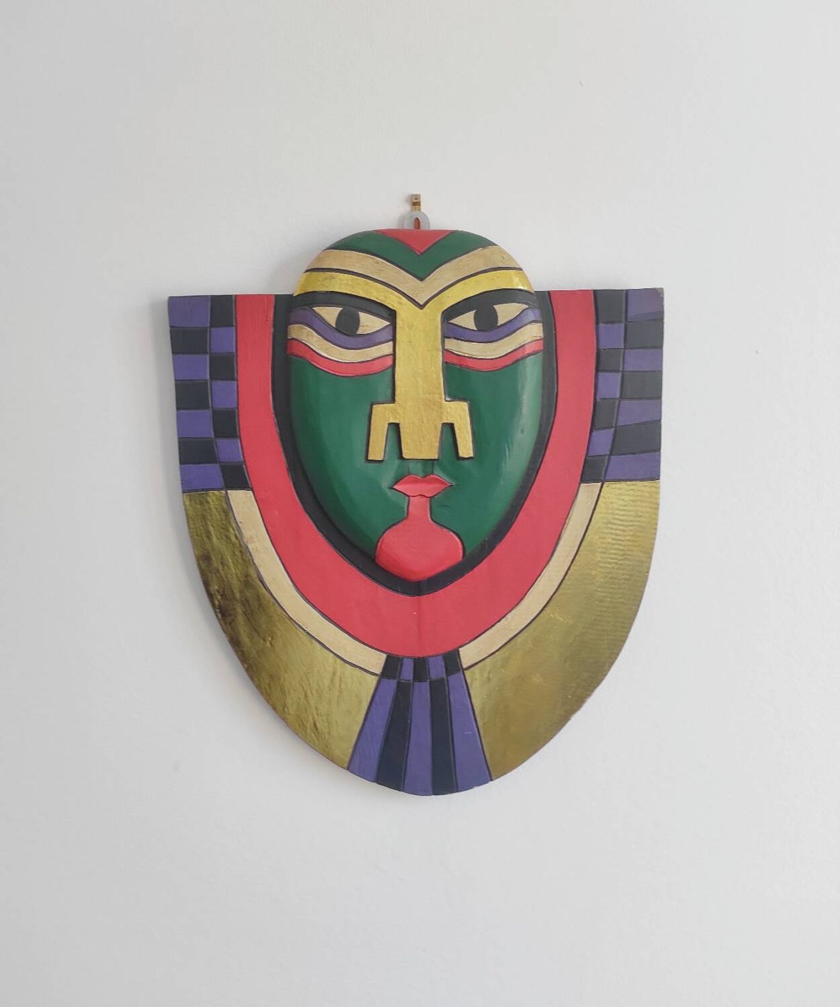 Masque mural artisanal décoratif en bois peint