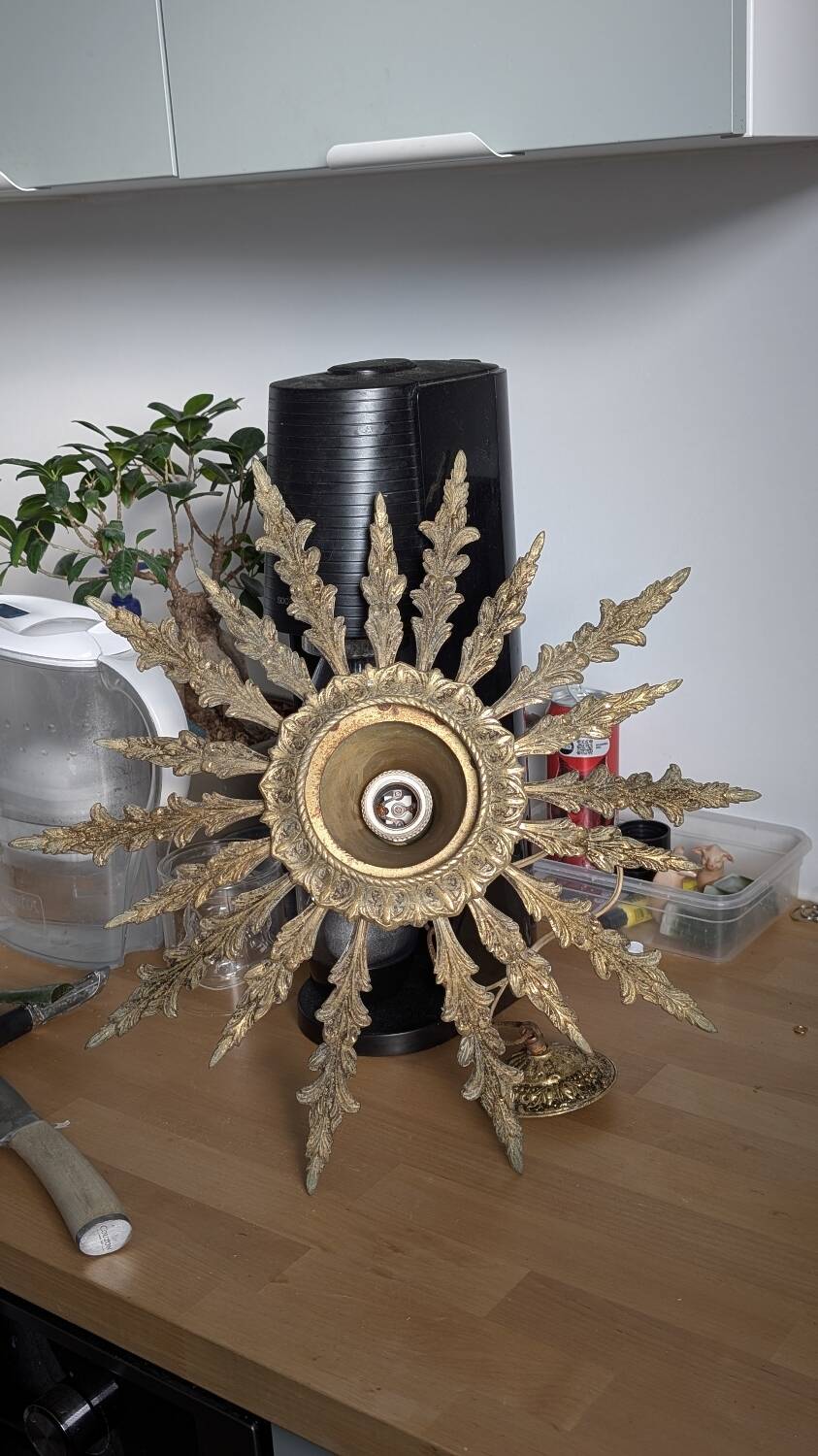 Vintage sun suspension in gilded bronze – Hollywood Regency style