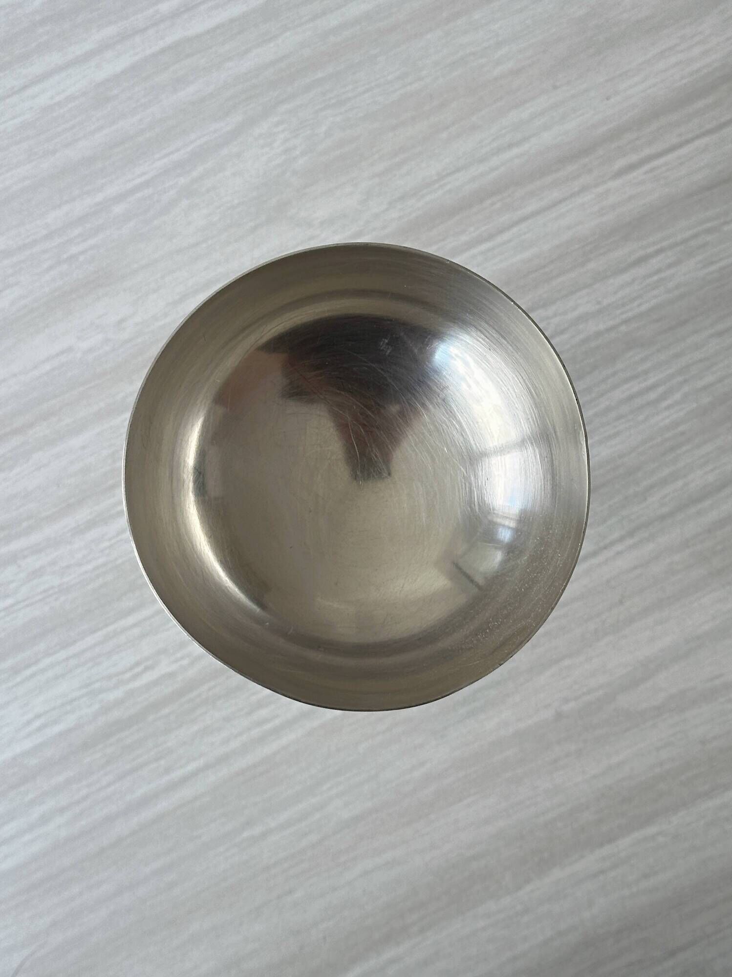 Coupe sur pied en métal argenté