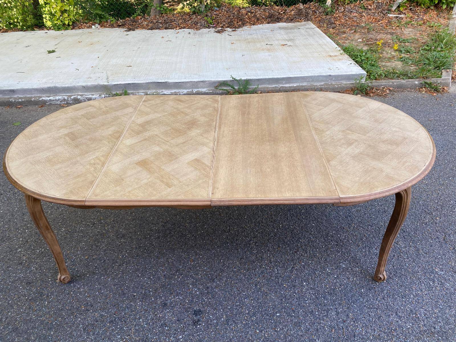 Table à manger ronde Louis XV rénovée en bois brut 210cm