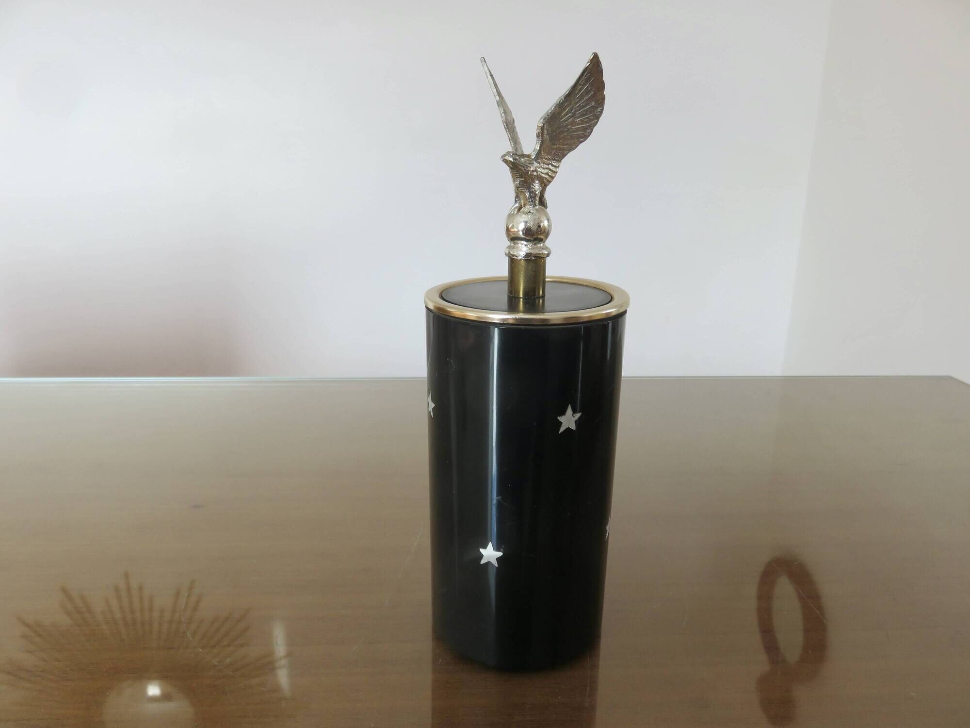 Cigarette dispenser "eagle and stars" from the 60s-70s, vintage.