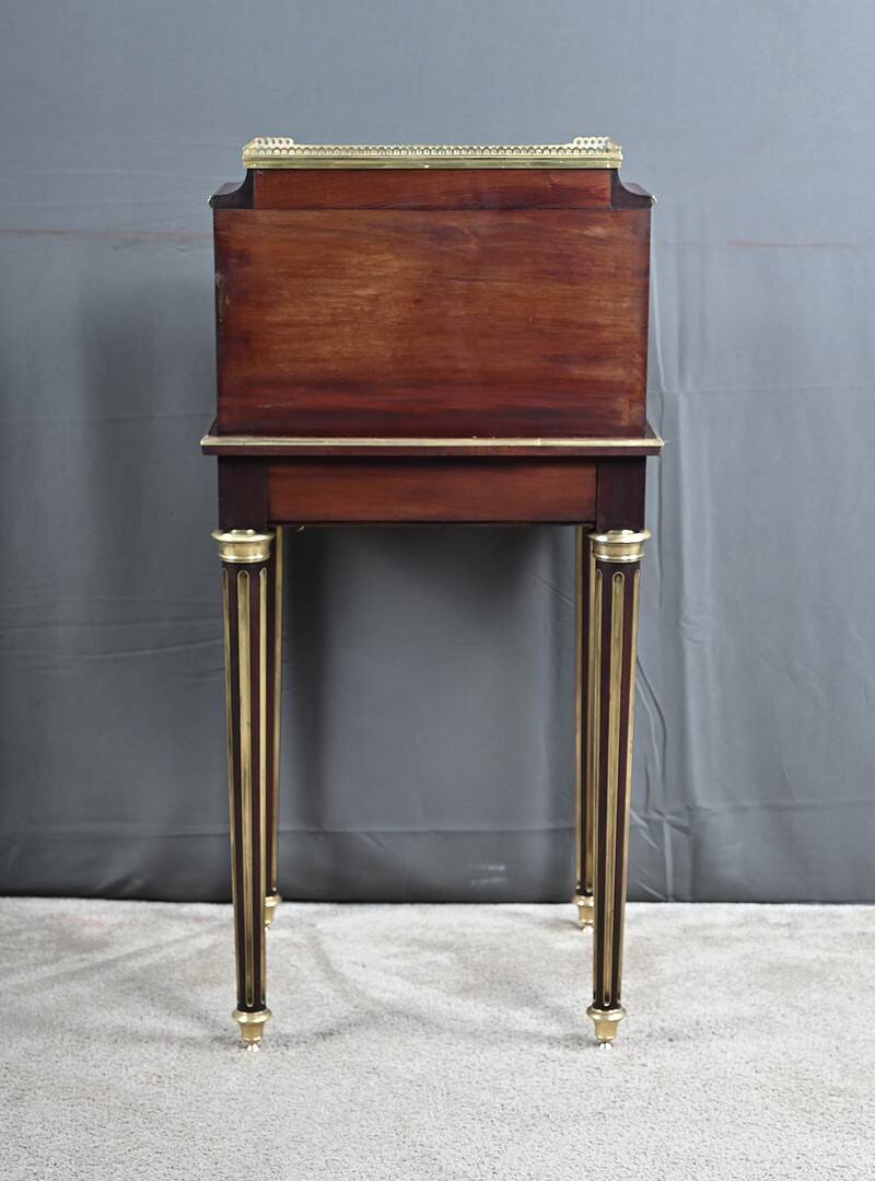 Small mahogany living room furniture, Louis XVI style – 2nd half of the 19th century.