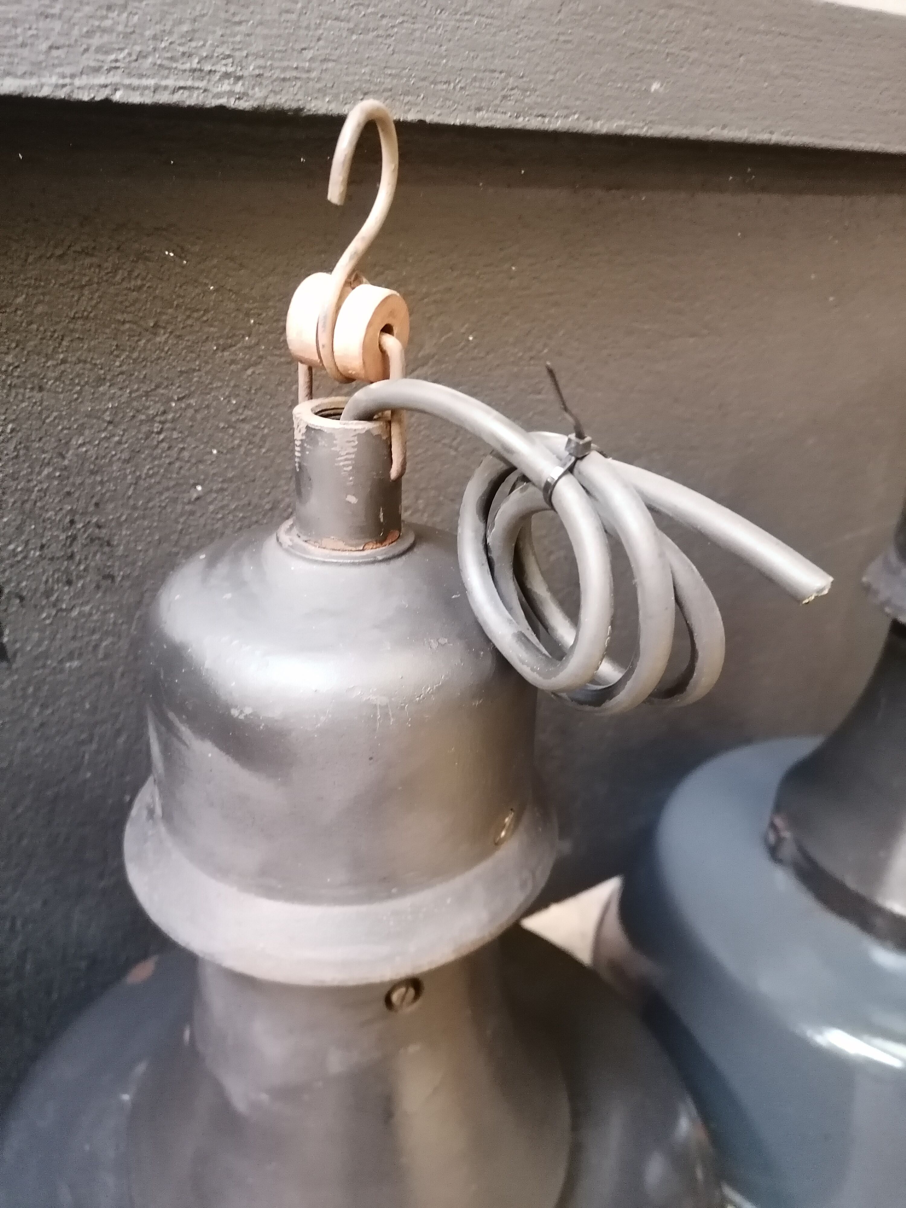 Industrial hanging lamps in enamelled metal, 50