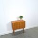 Commode danoise avec de hauts pieds et des poignées dorées.