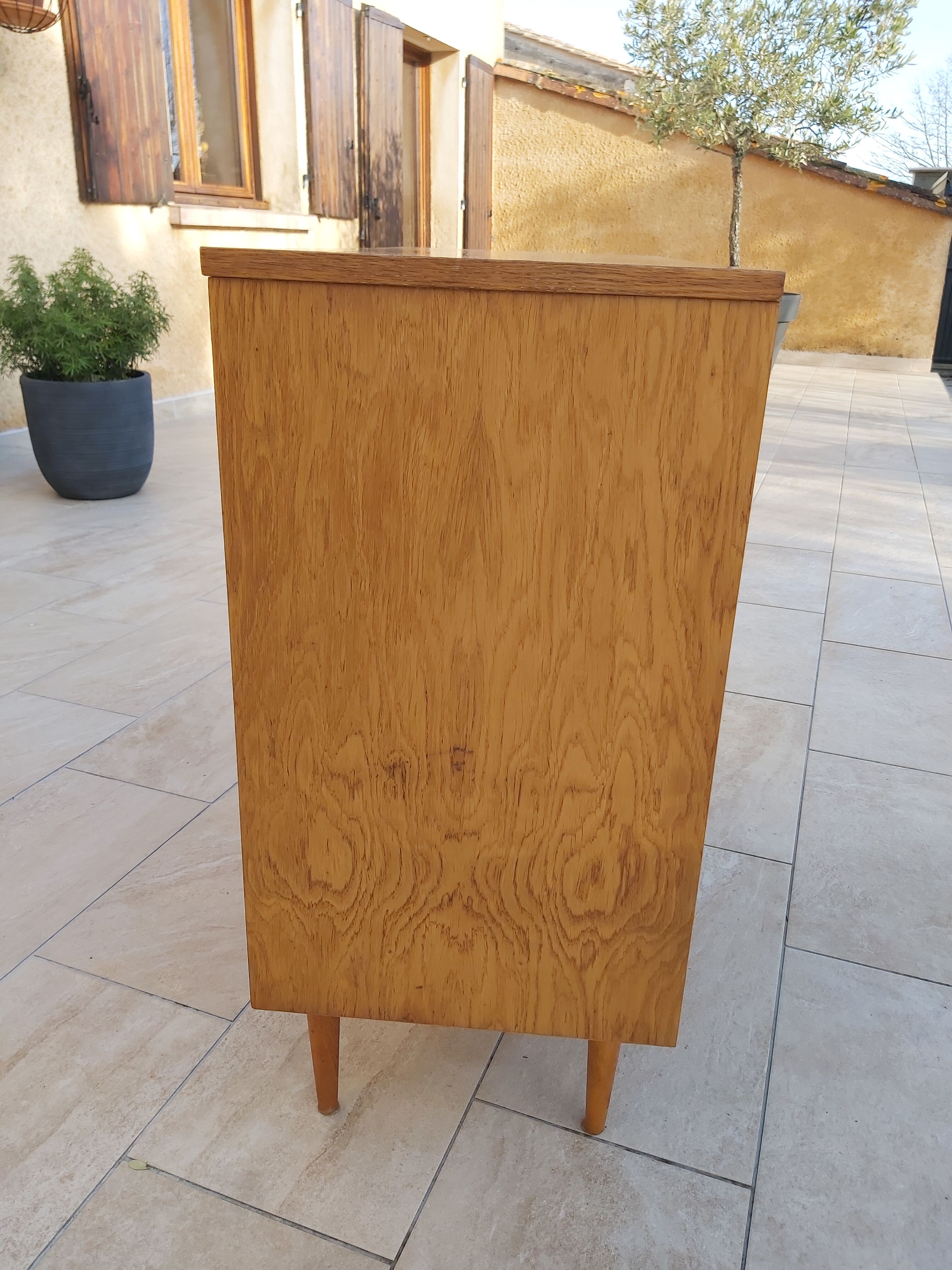 Oak chest of drawers