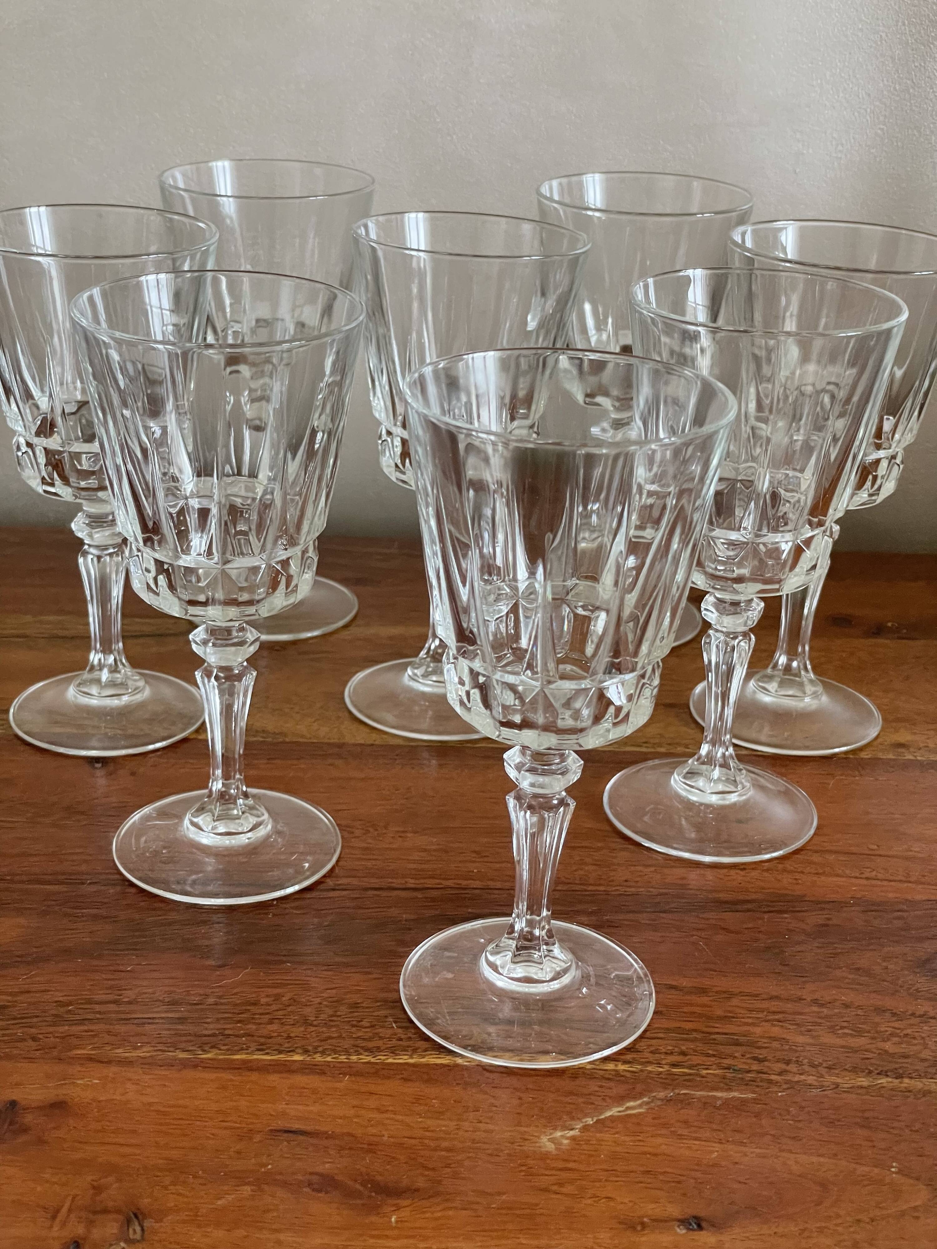 9 glasses with wine feet in chissed glass