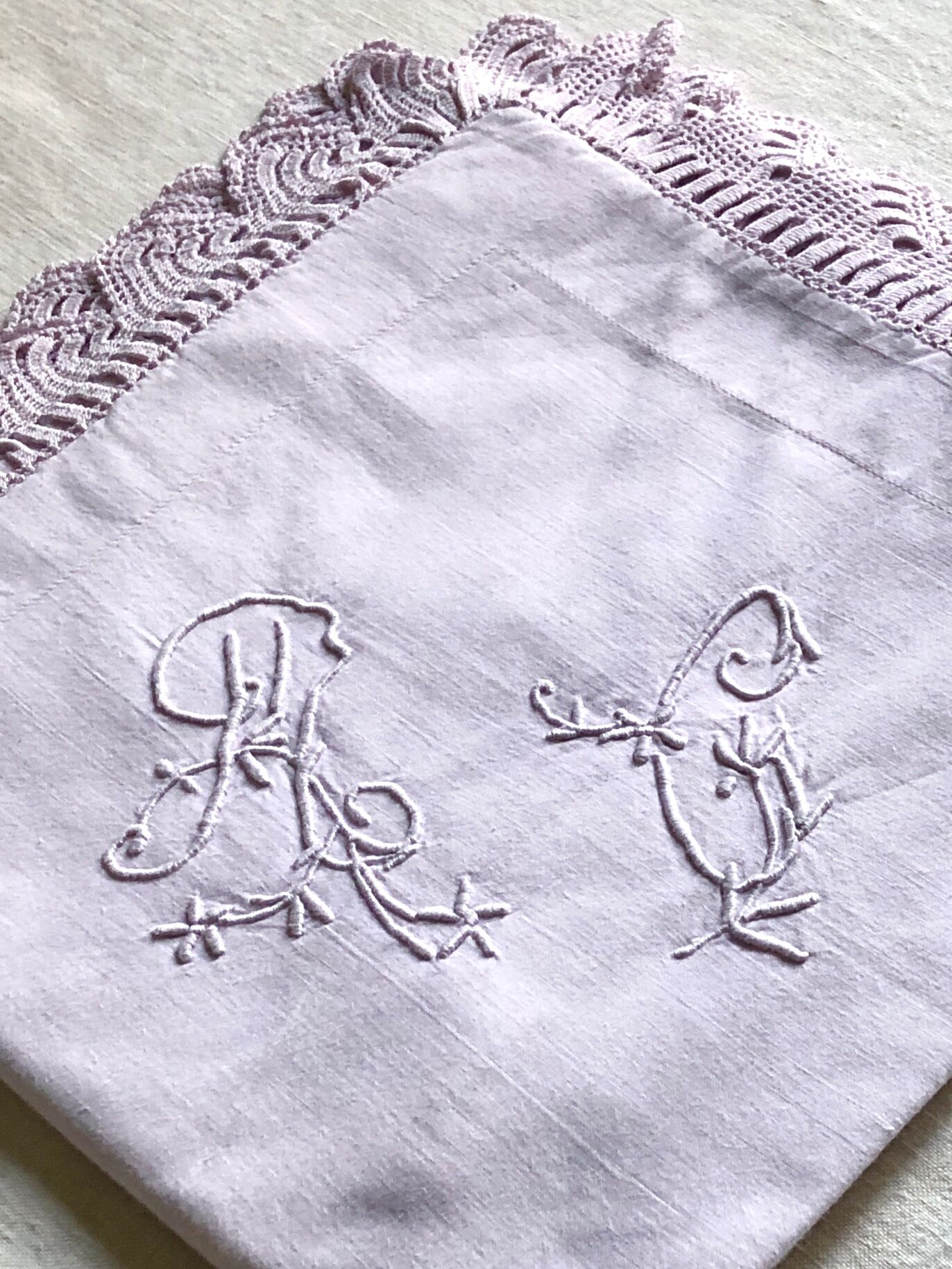 Taie d'oreiller ancienne en coton lilas