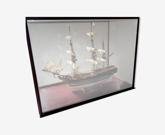 Maquette du Bounty 1787 dans sa vitrine verre et bois