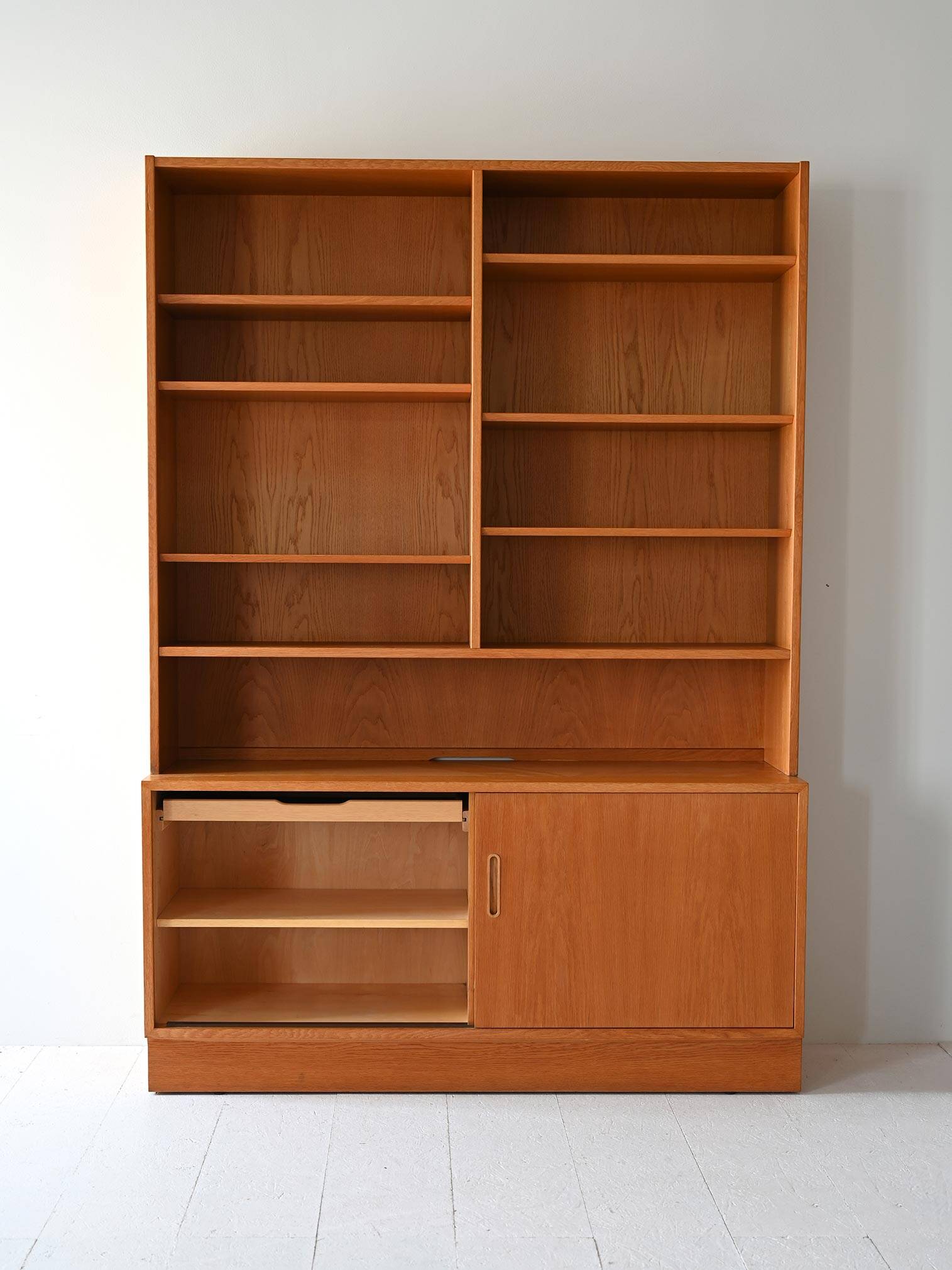 Bibliothèque scandinave avec compartiment de rangement