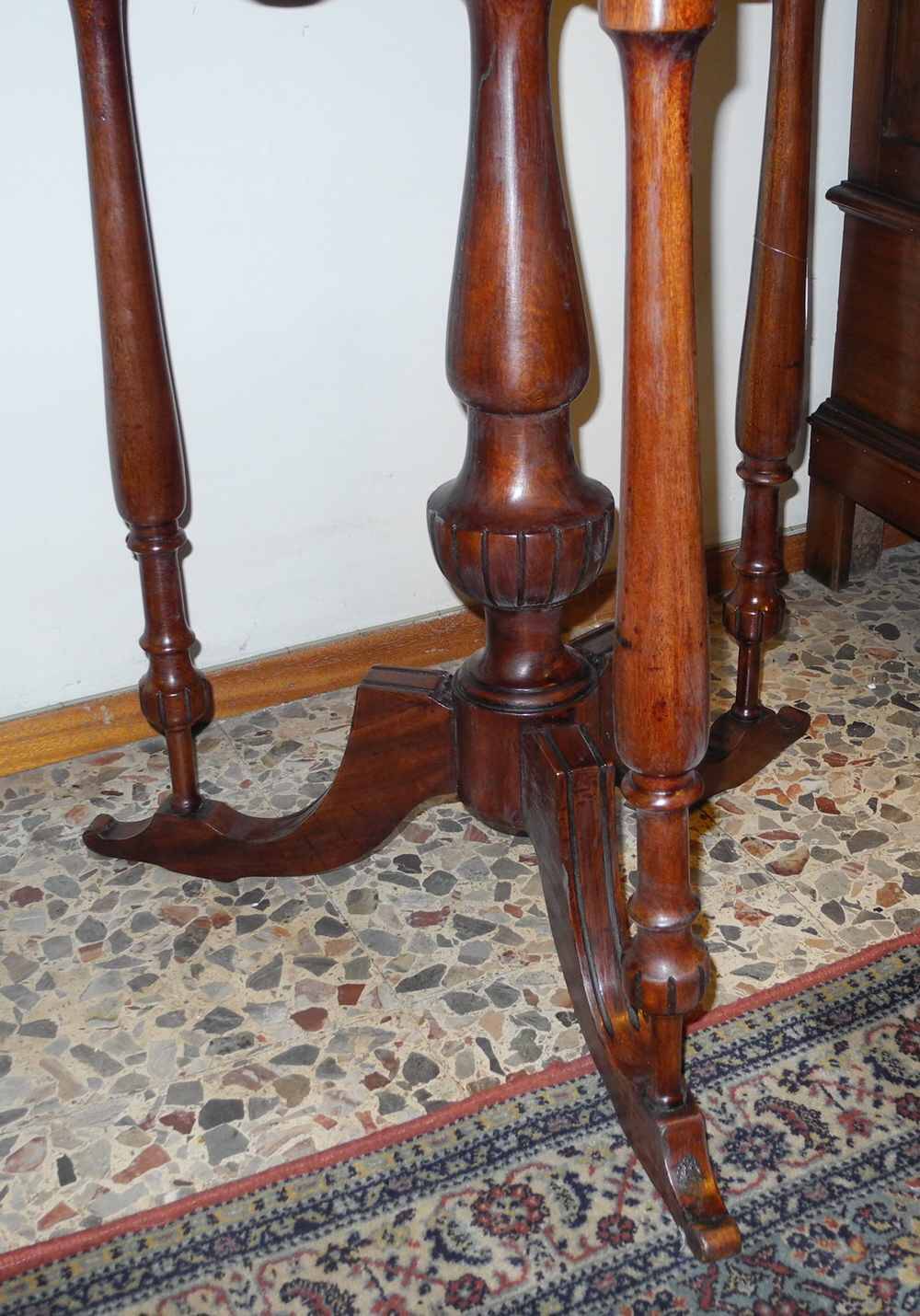 Antique English round table. Petite table ronde anglaise
