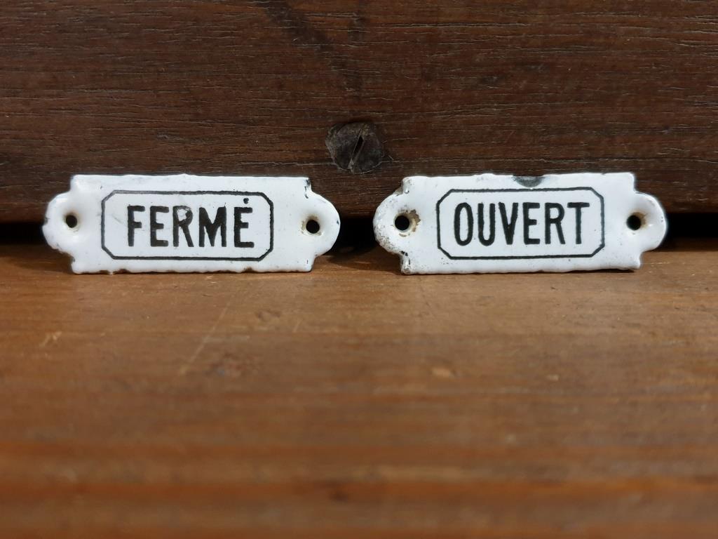 Closed open enamelled plates