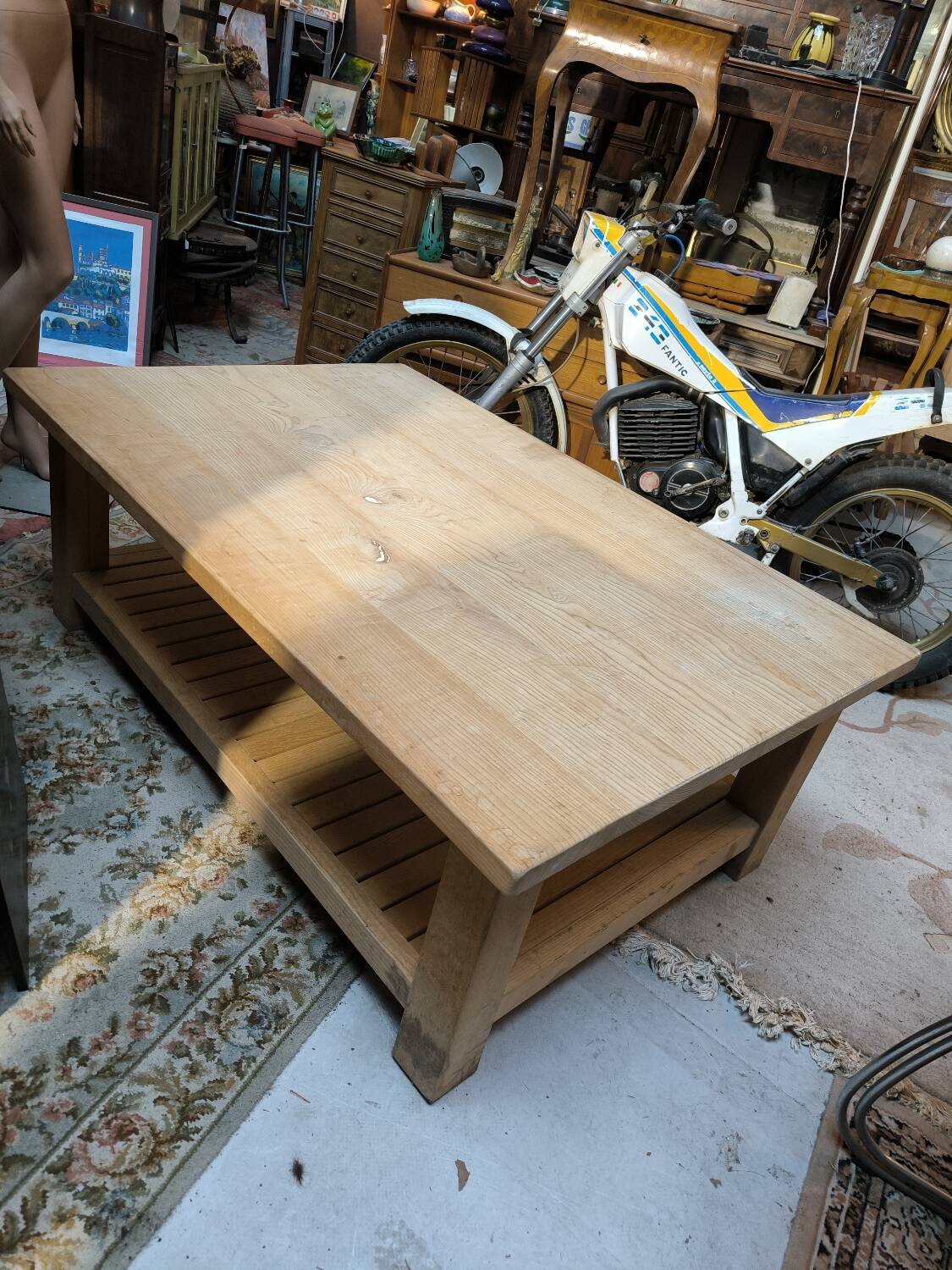 Table basse en frêne massif double plateau vers 1980