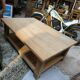 Table basse en frêne massif double plateau vers 1980