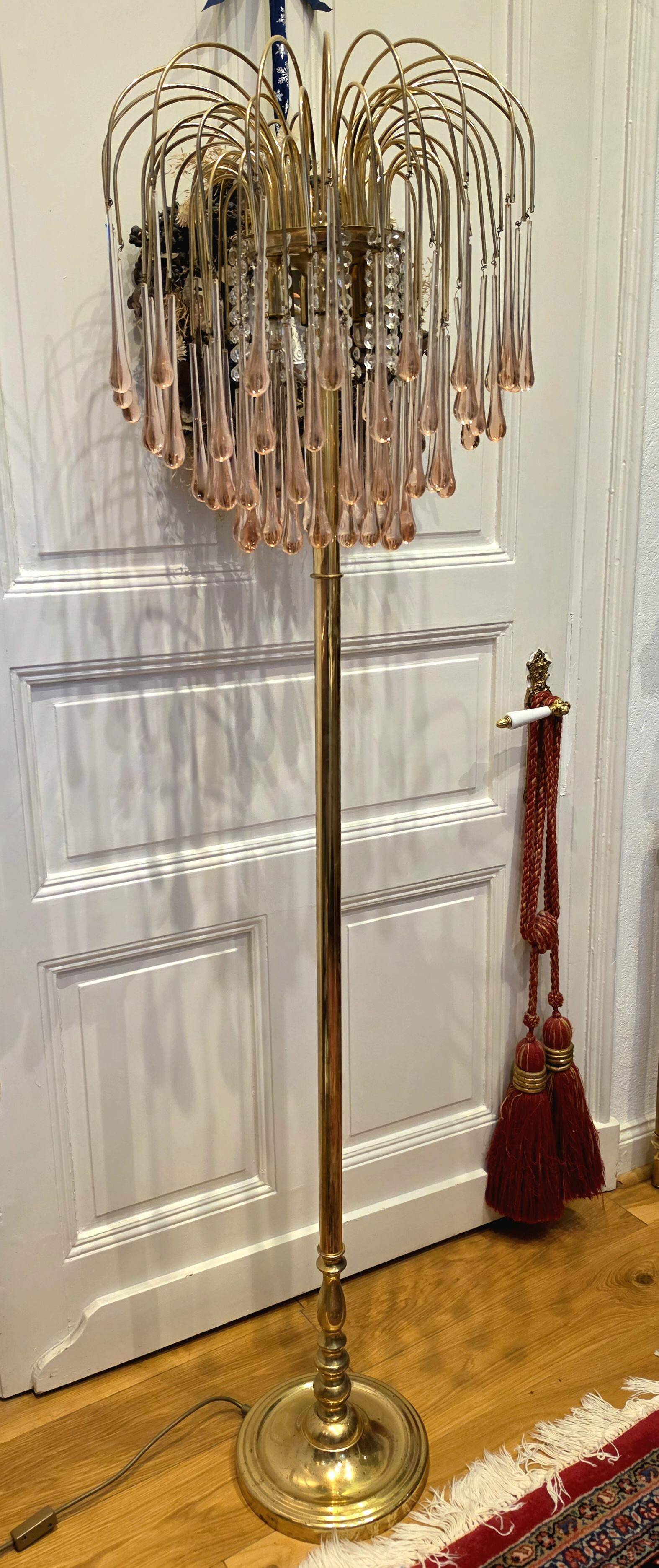 Lampe de sol vintage style Regency avec gouttes Murano en forme de cascade rose.