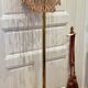 Lampe de sol vintage style Regency avec gouttes Murano en forme de cascade rose.