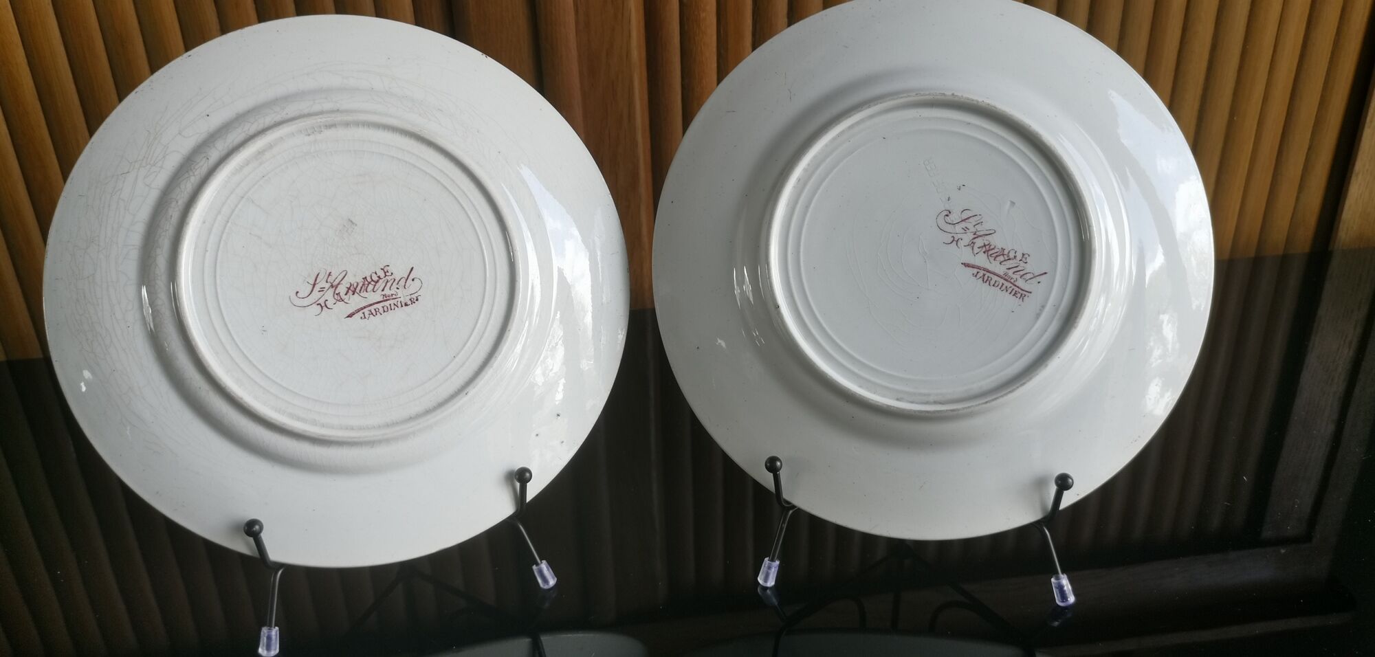 2 anciennes assiettes plates à fleurs rose poinçonner terre de fer hamage st amand "jardinière"