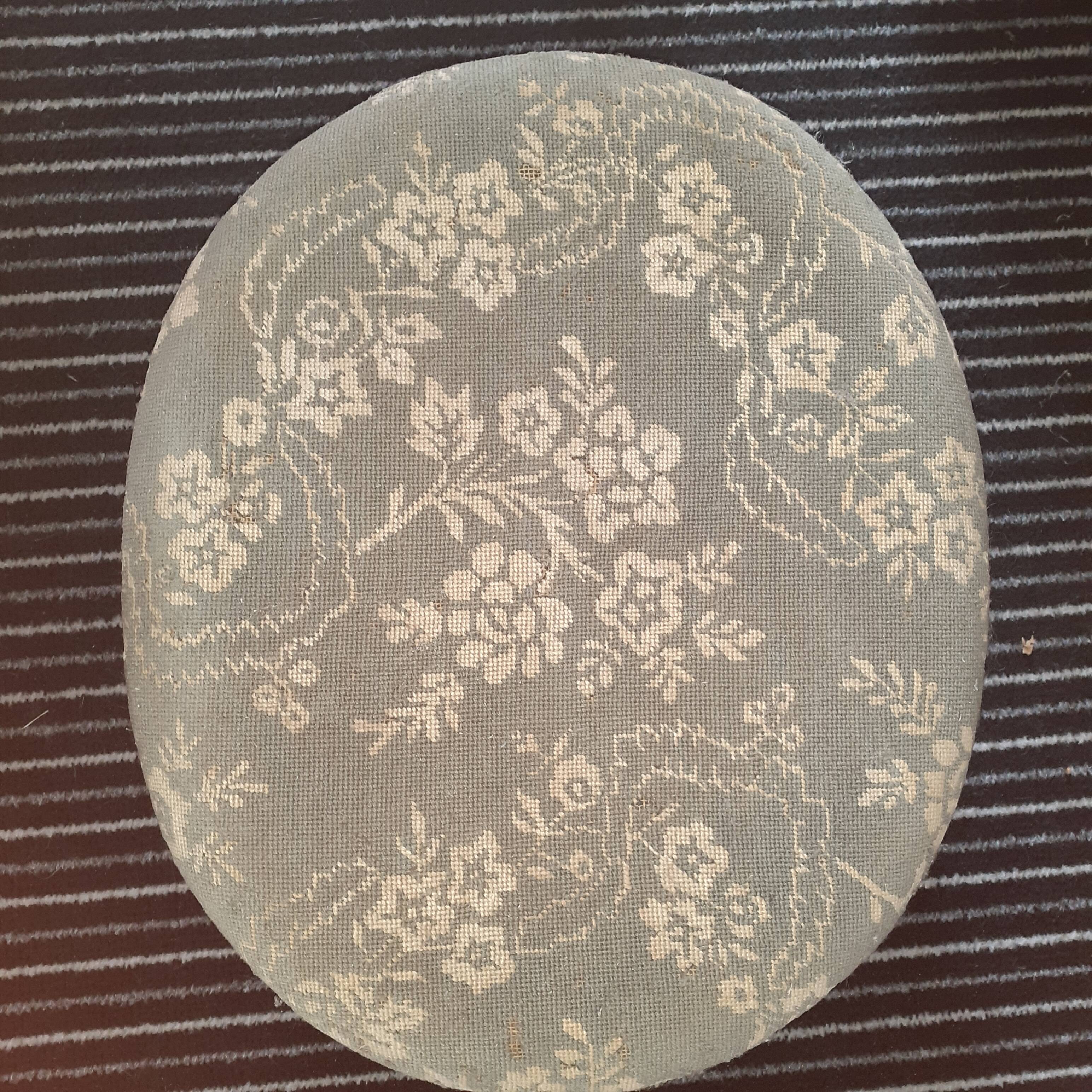 Rests old oval foot