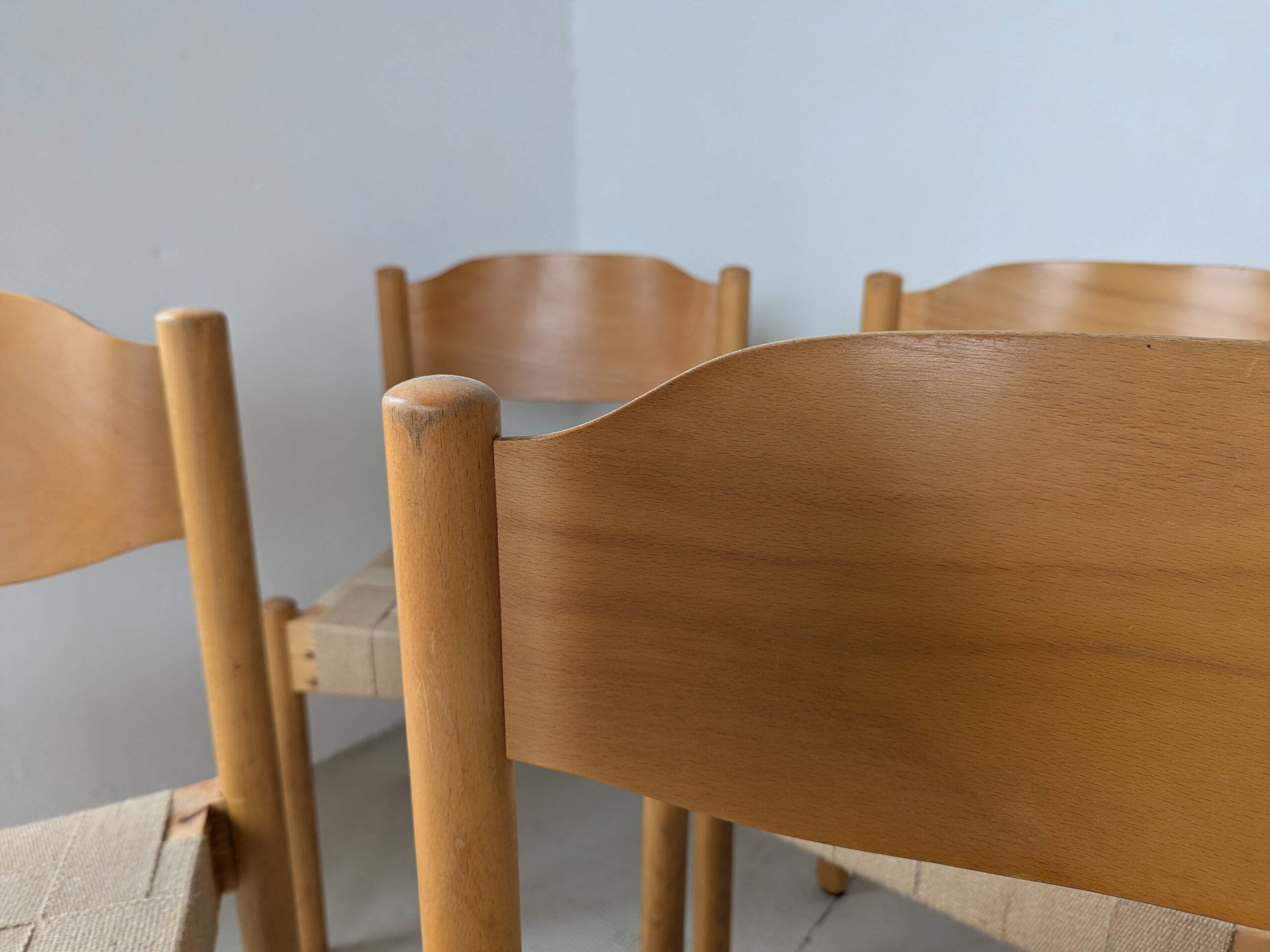 Set of 6 stackable chairs in beech and jute.