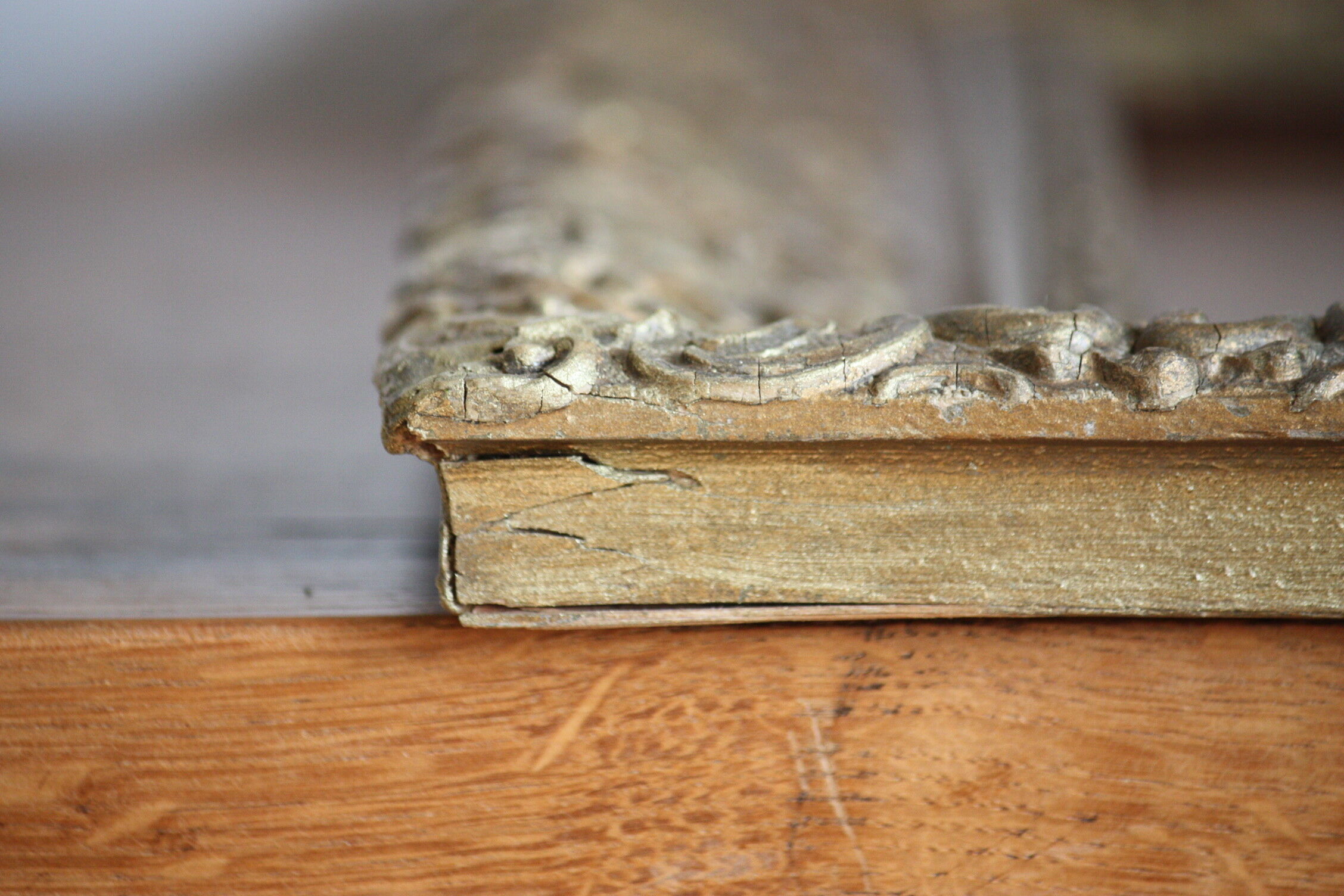 Gilded wooden and stucco frame