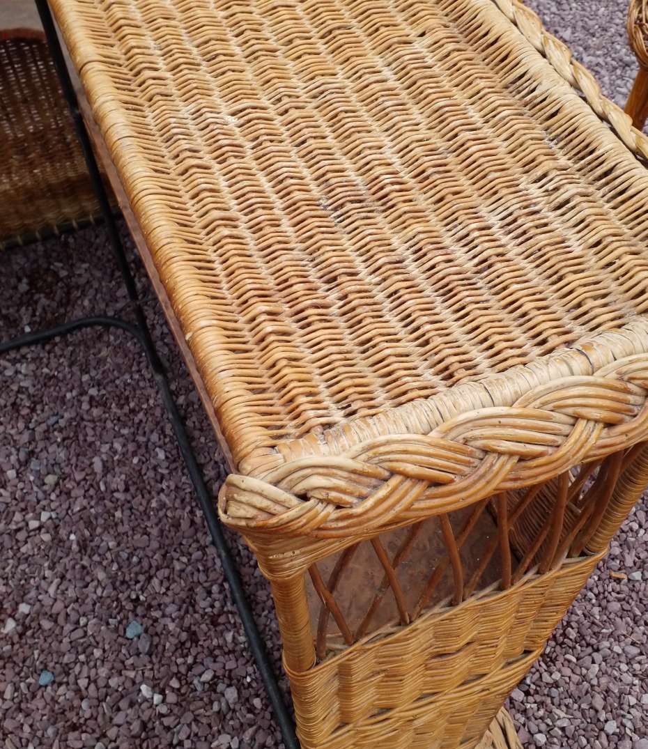Rattan bar and 2 stools